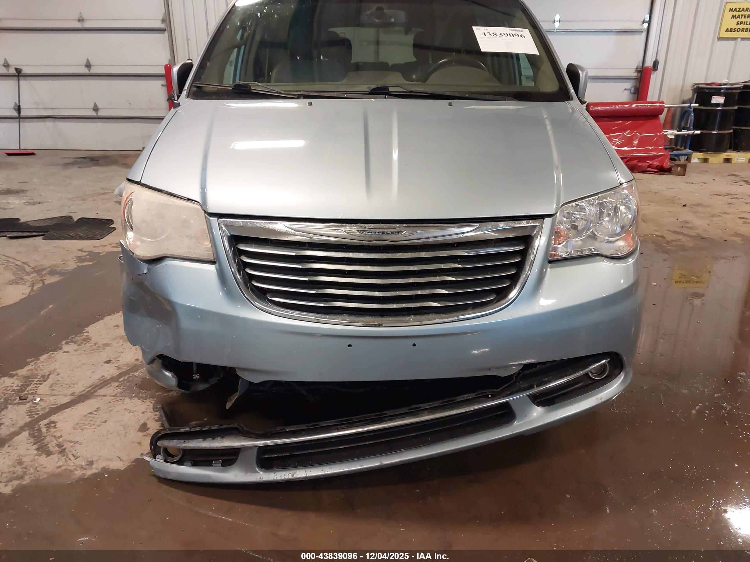 CHRYSLER TOWN image 6