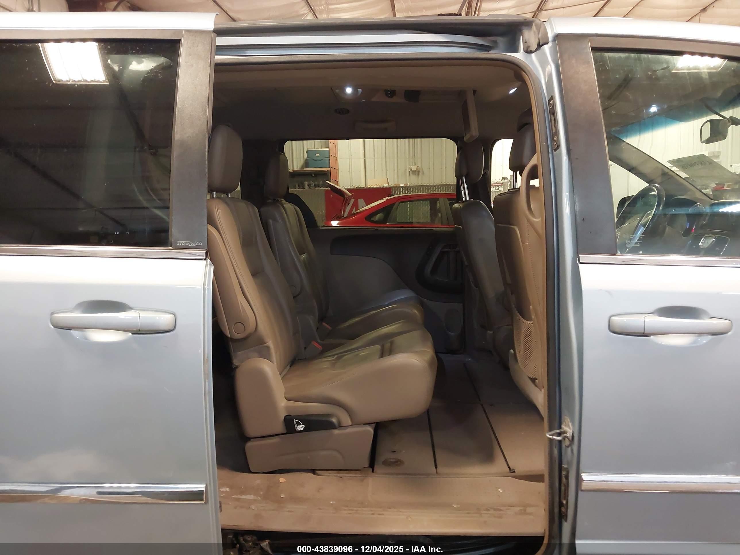 CHRYSLER TOWN image 8