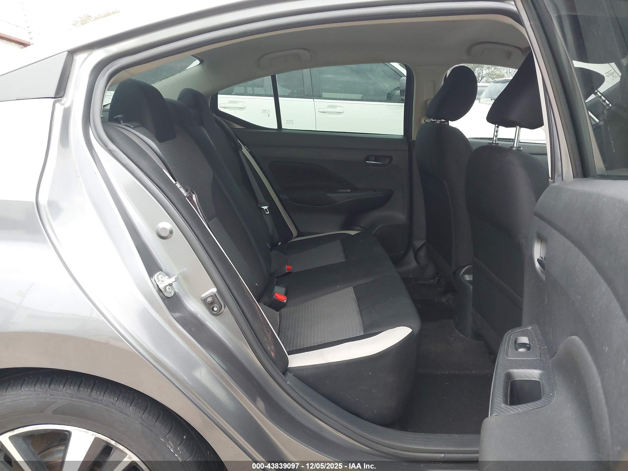 NISSAN VERSA image 8