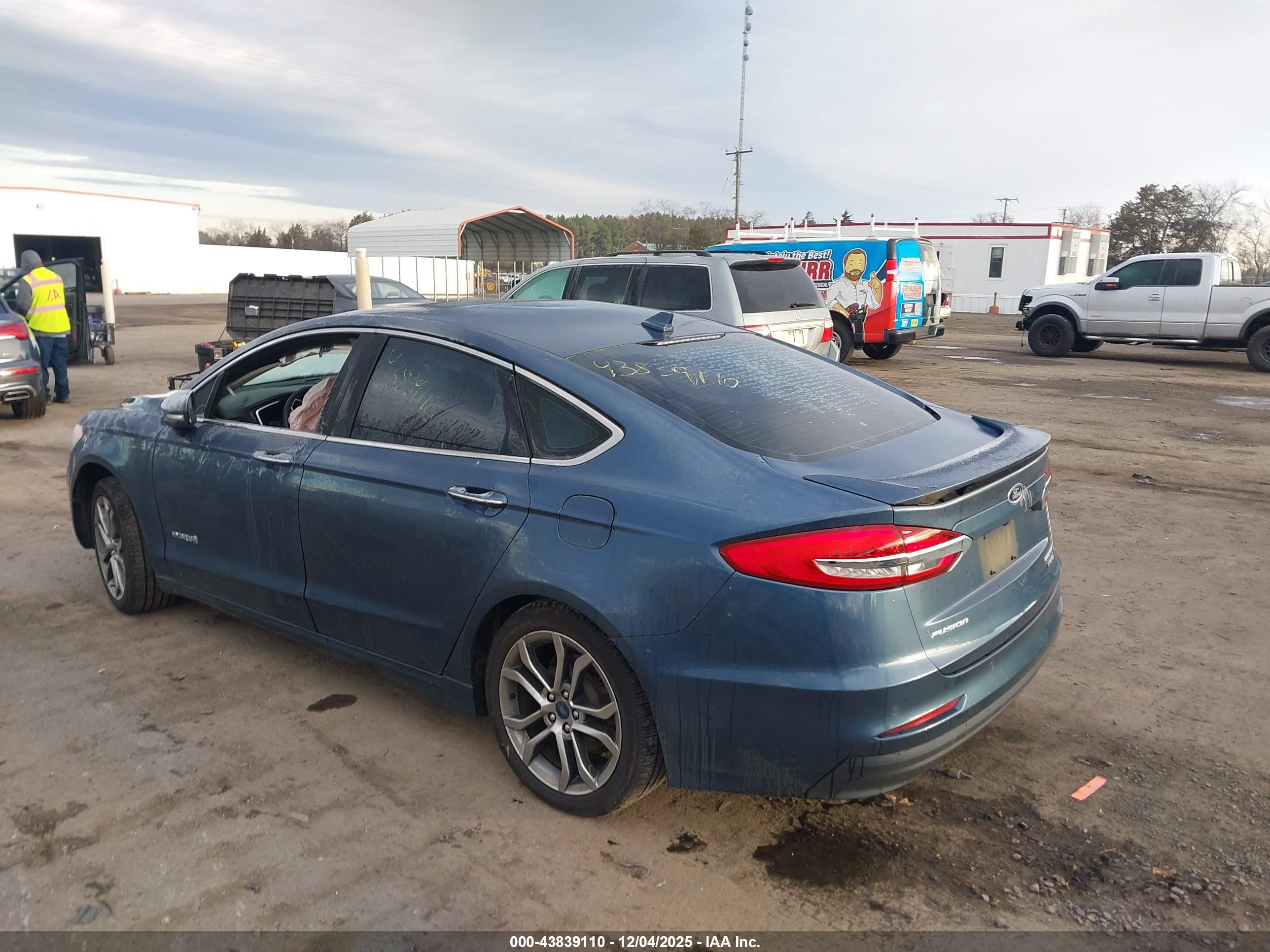 FORD FUSION image 3