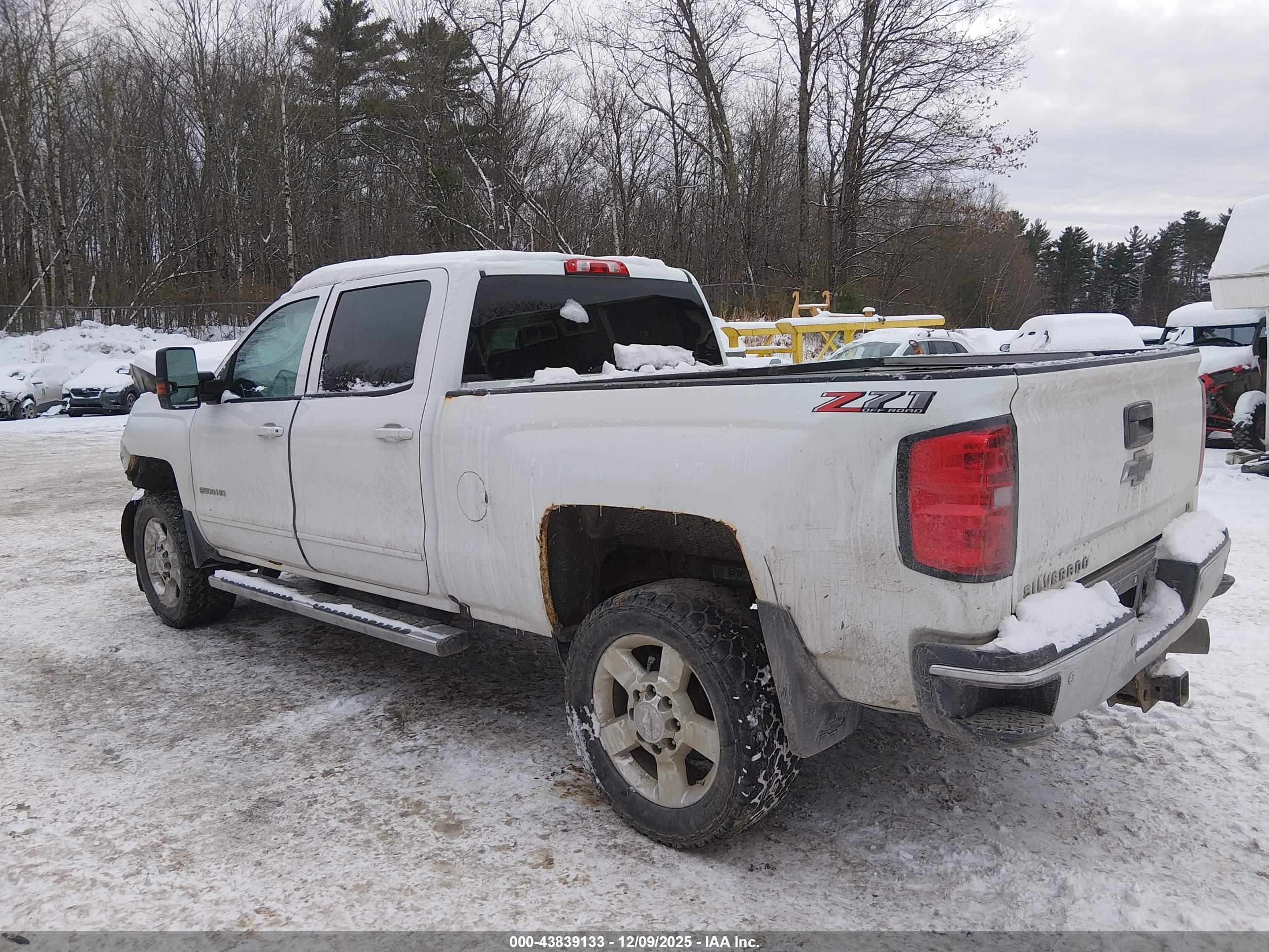 CHEVROLET SILVERADO image 3