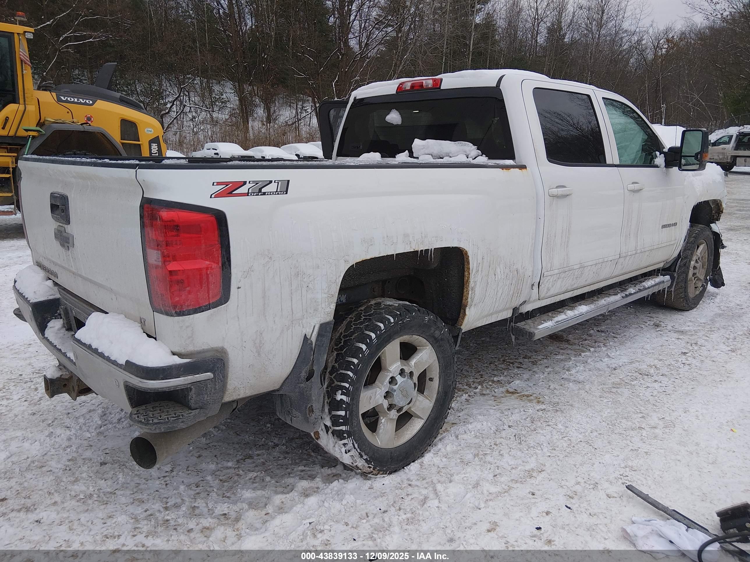 CHEVROLET SILVERADO image 4