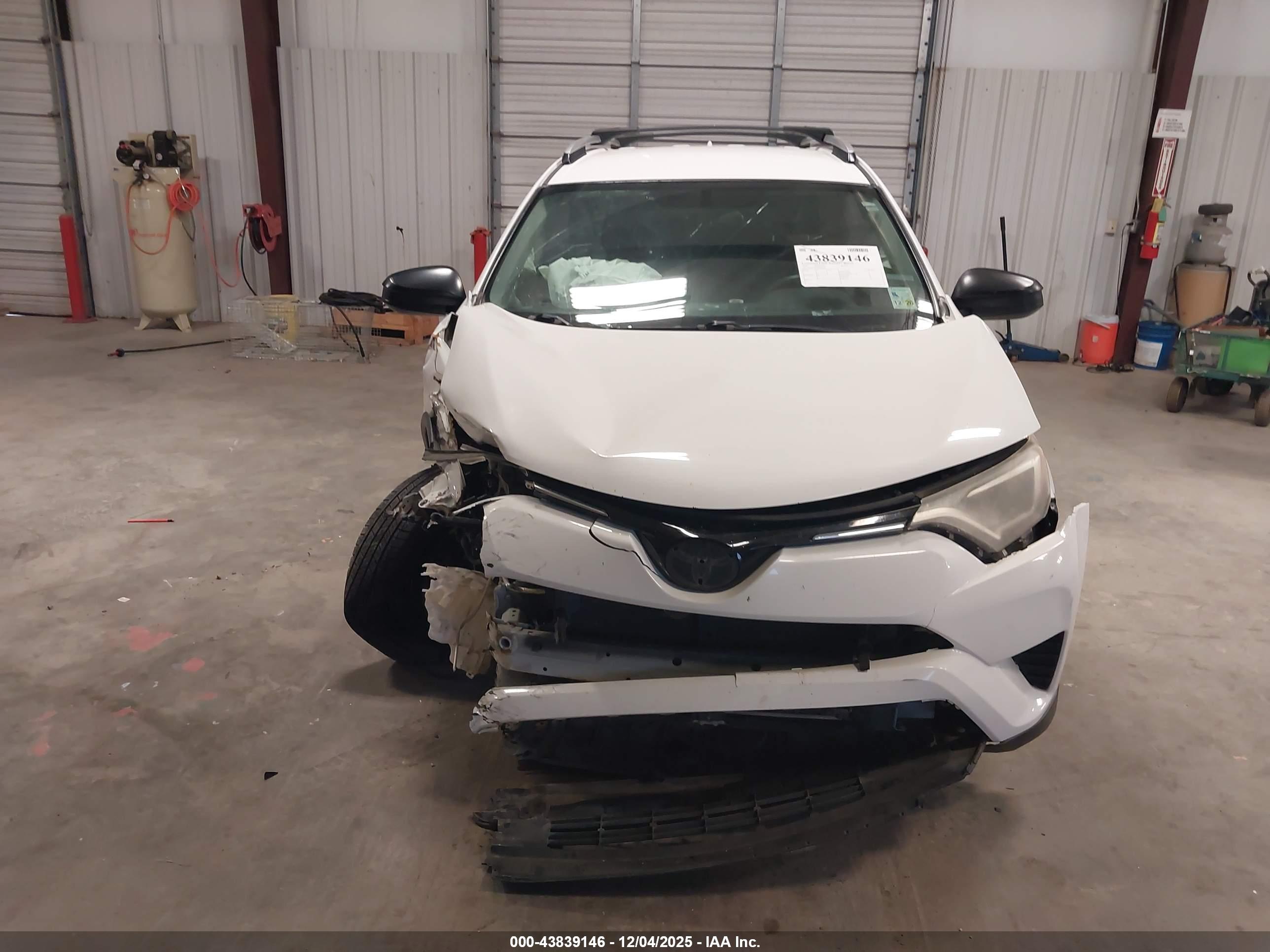 TOYOTA RAV4 image 10