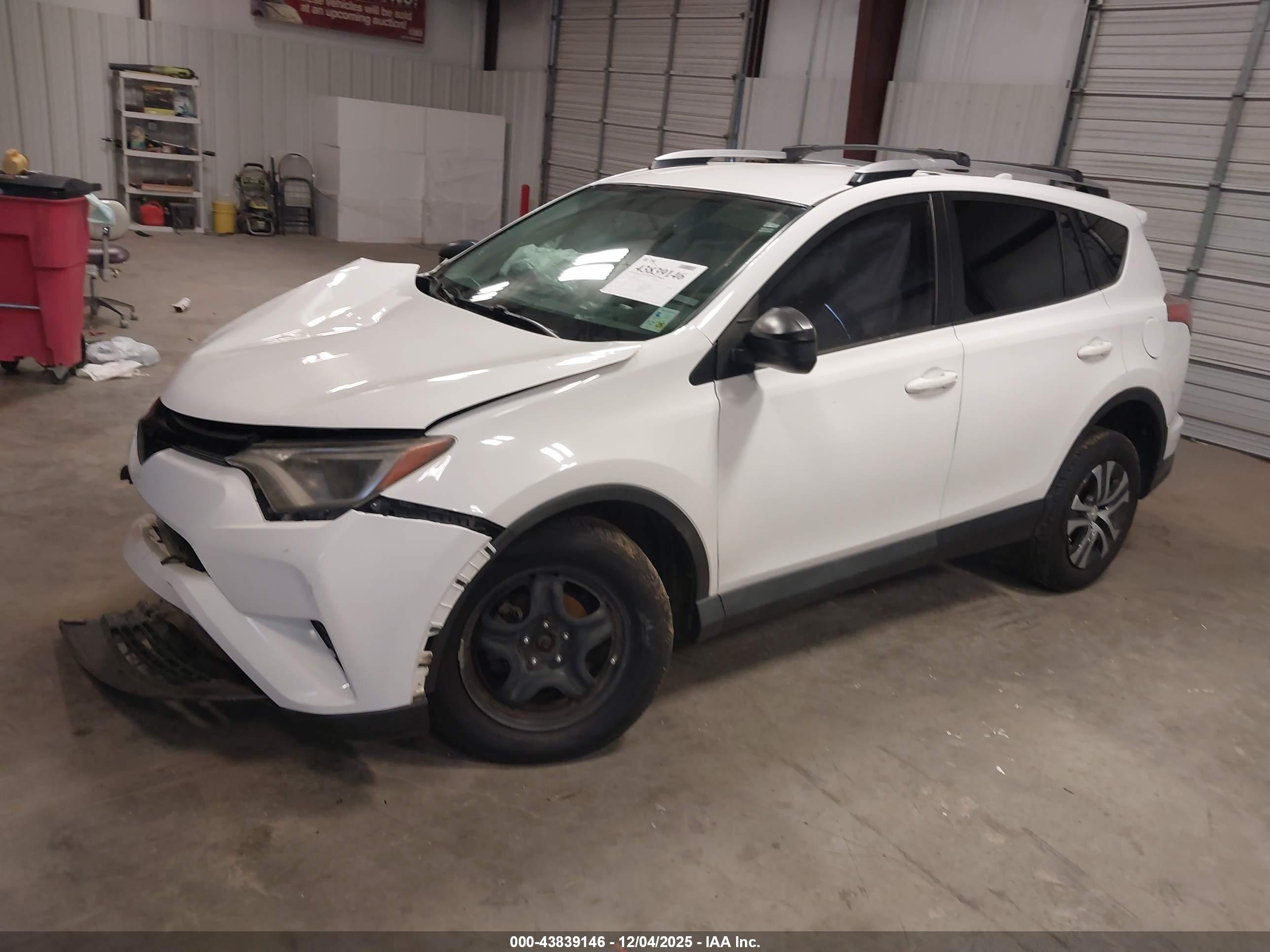 TOYOTA RAV4 image 2
