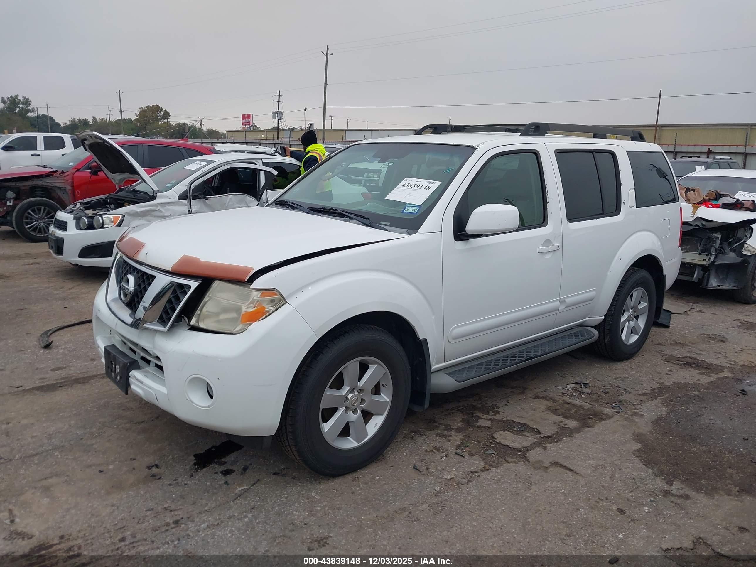 NISSAN PATHFINDER image 2