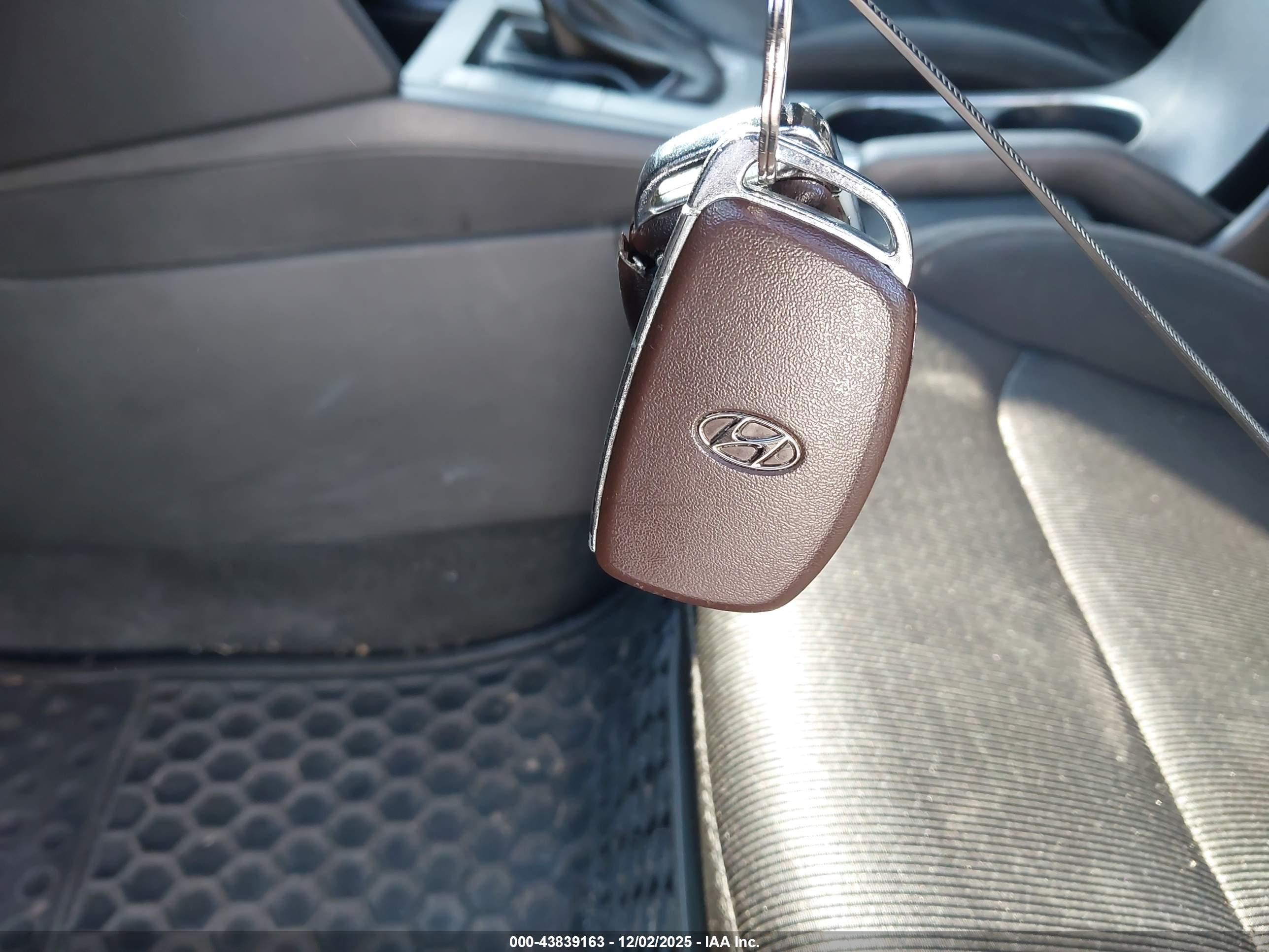 HYUNDAI ELANTRA image 11