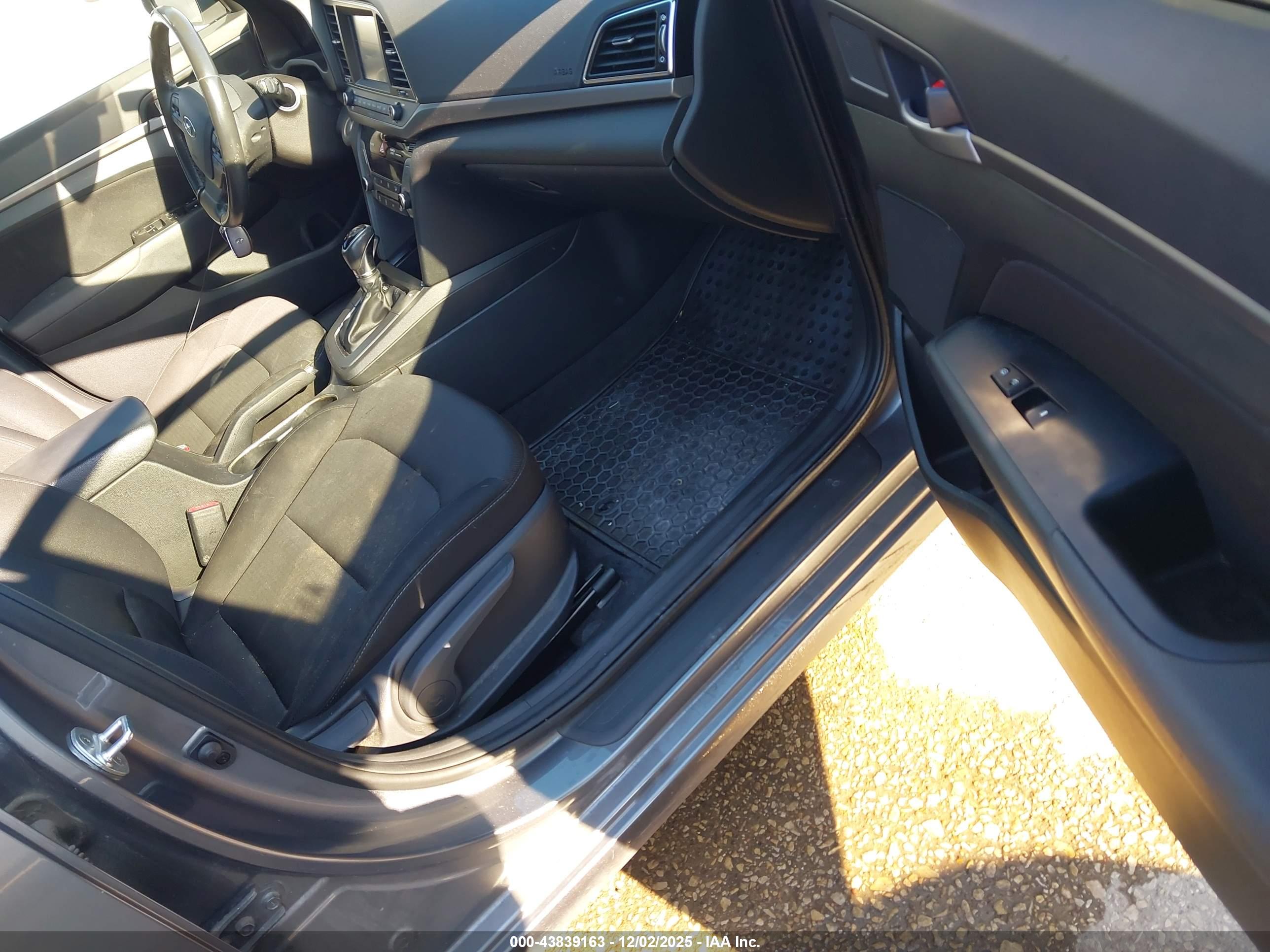 HYUNDAI ELANTRA image 5