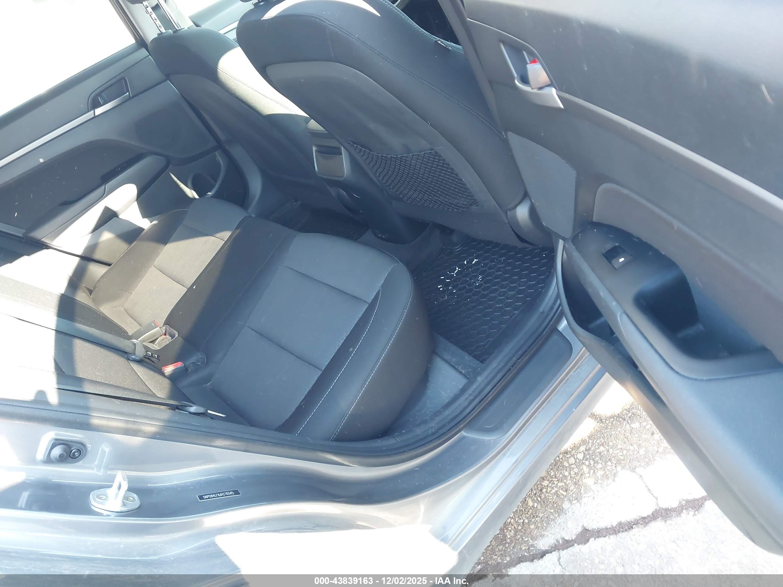 HYUNDAI ELANTRA image 8