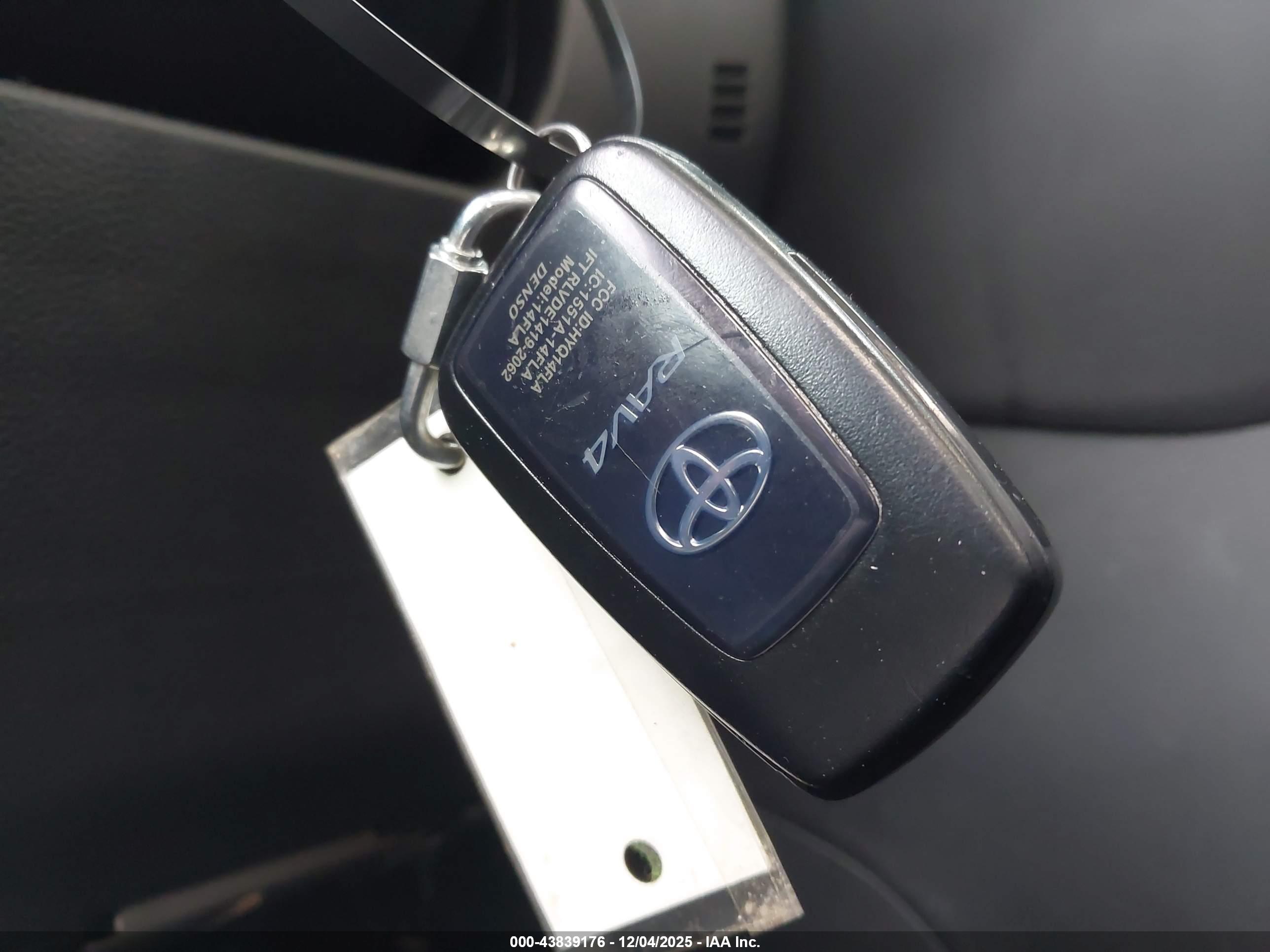 TOYOTA RAV4 image 11