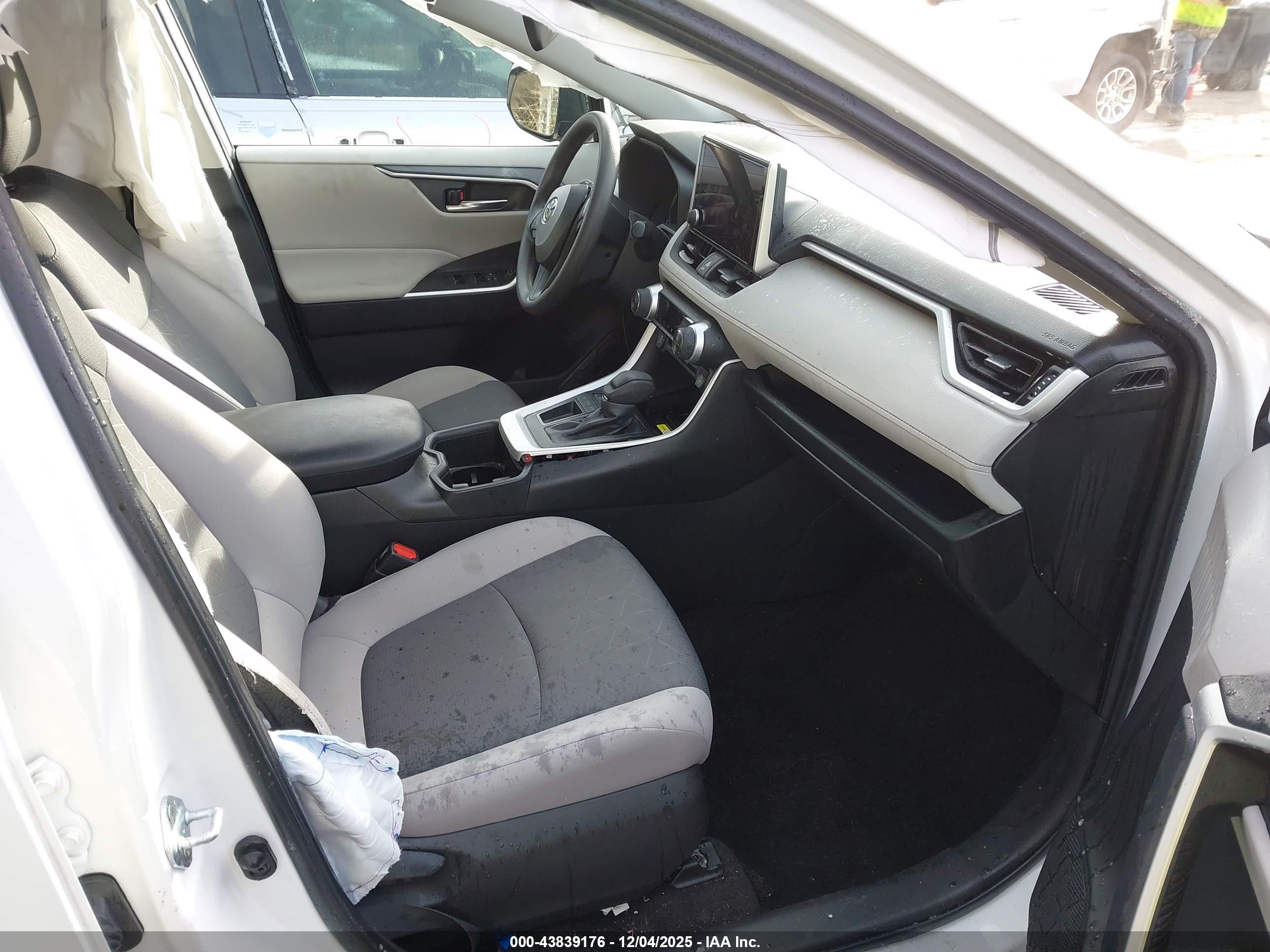 TOYOTA RAV4 image 5