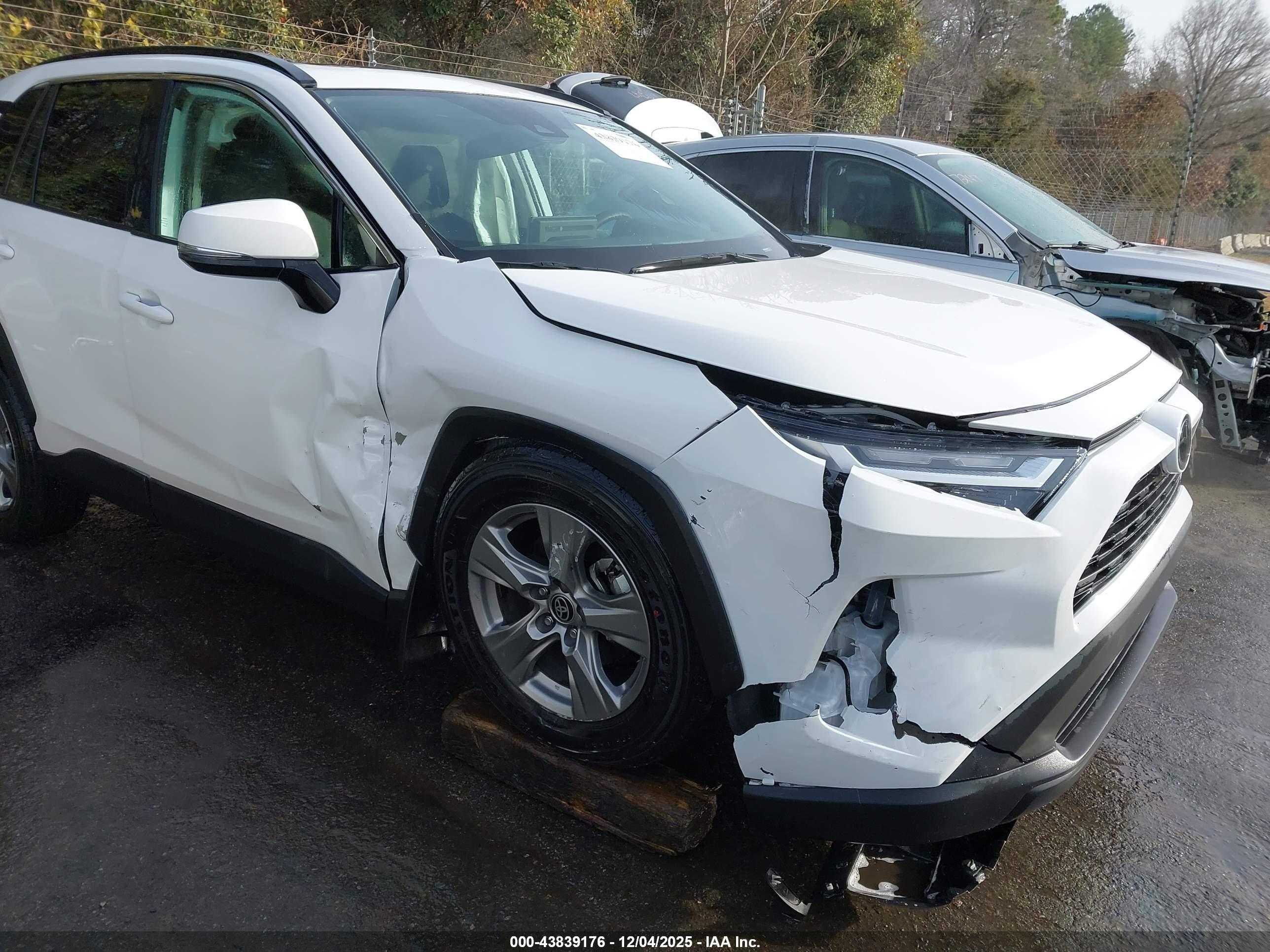TOYOTA RAV4 image 6