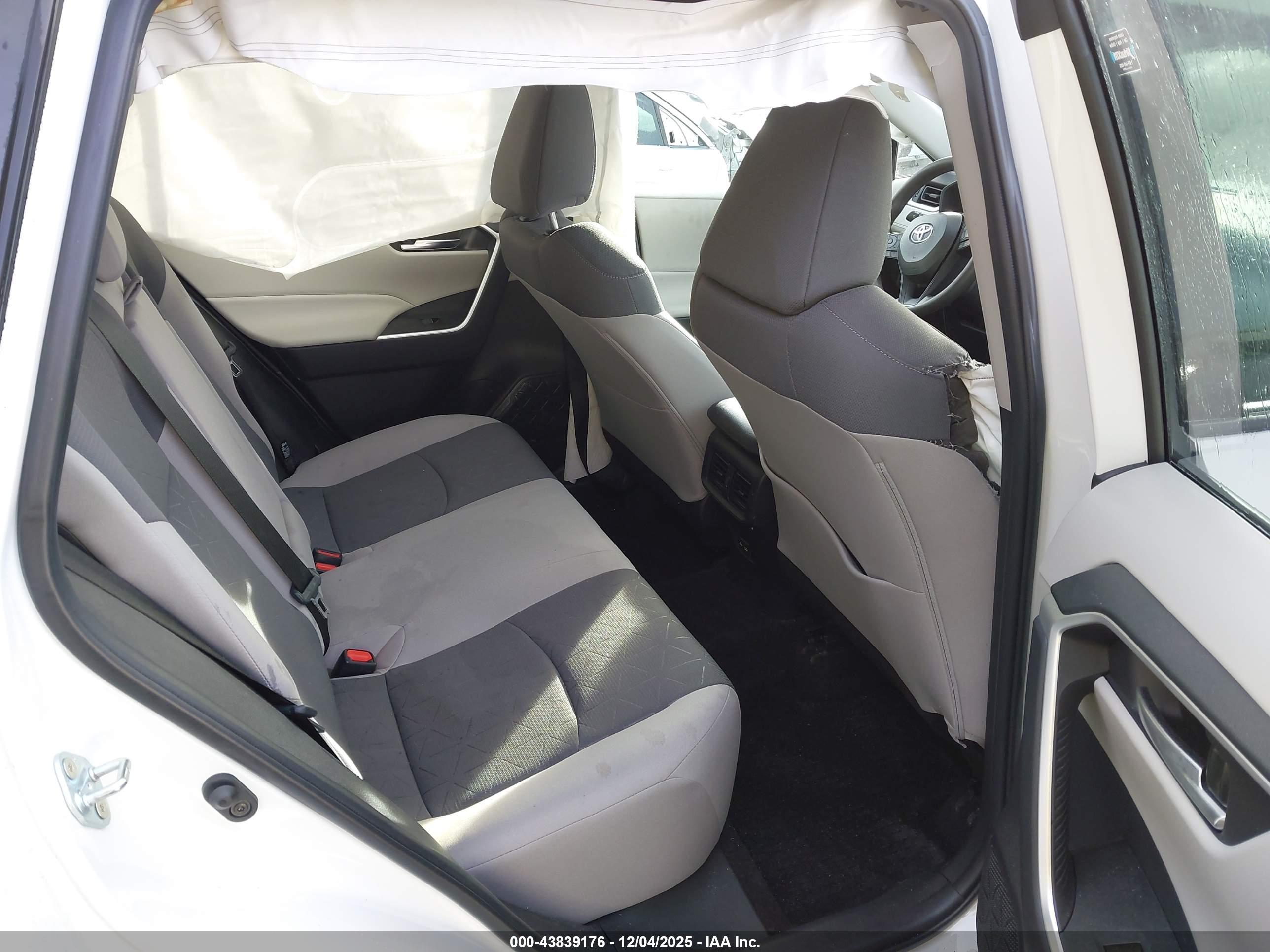 TOYOTA RAV4 image 8