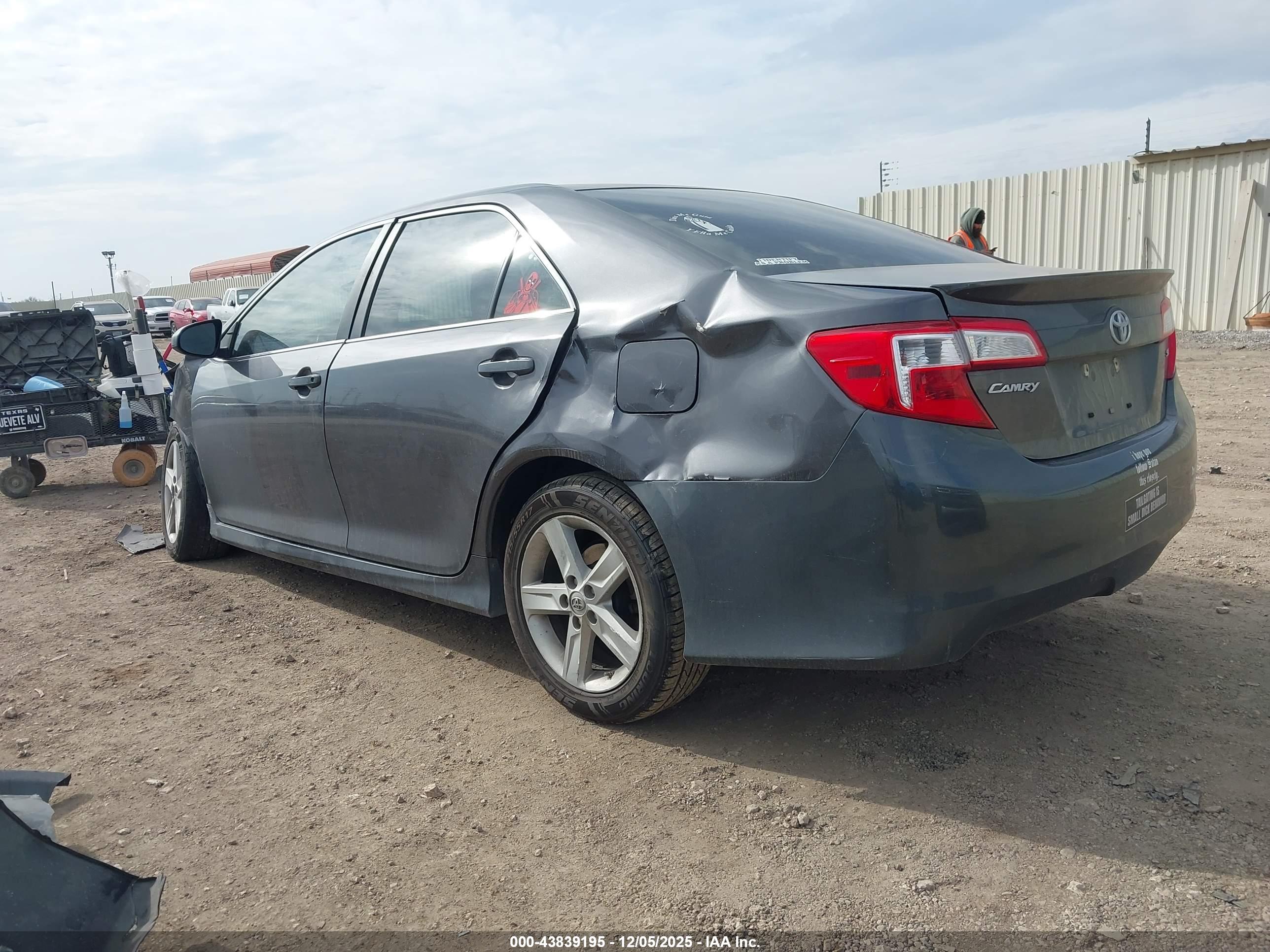 TOYOTA CAMRY image 3