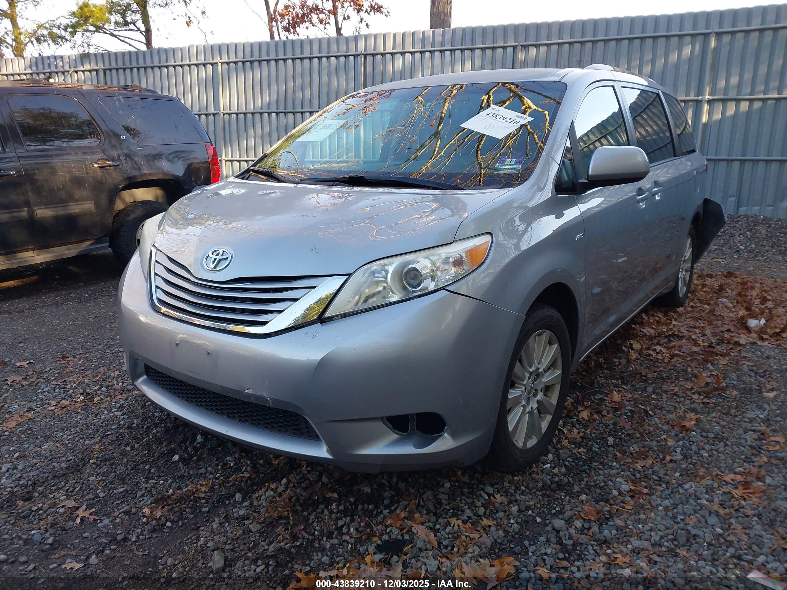 TOYOTA SIENNA image 2