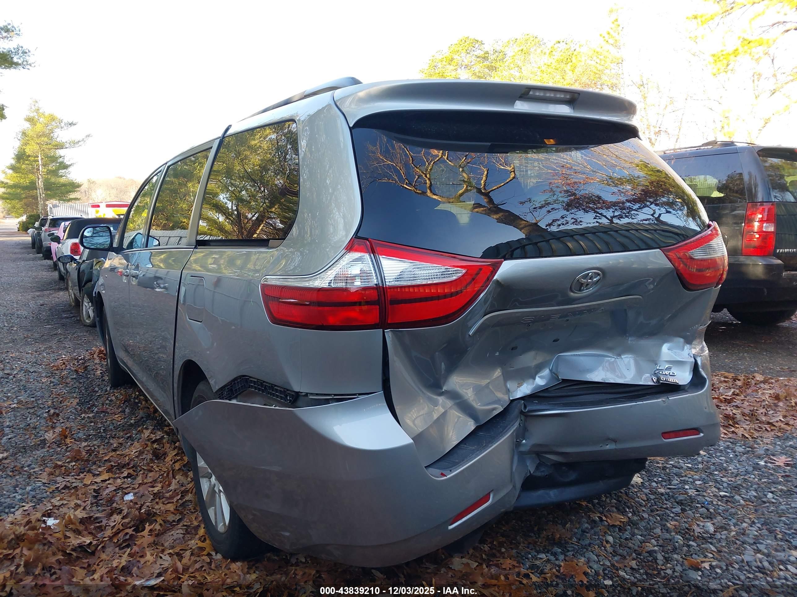 TOYOTA SIENNA image 3