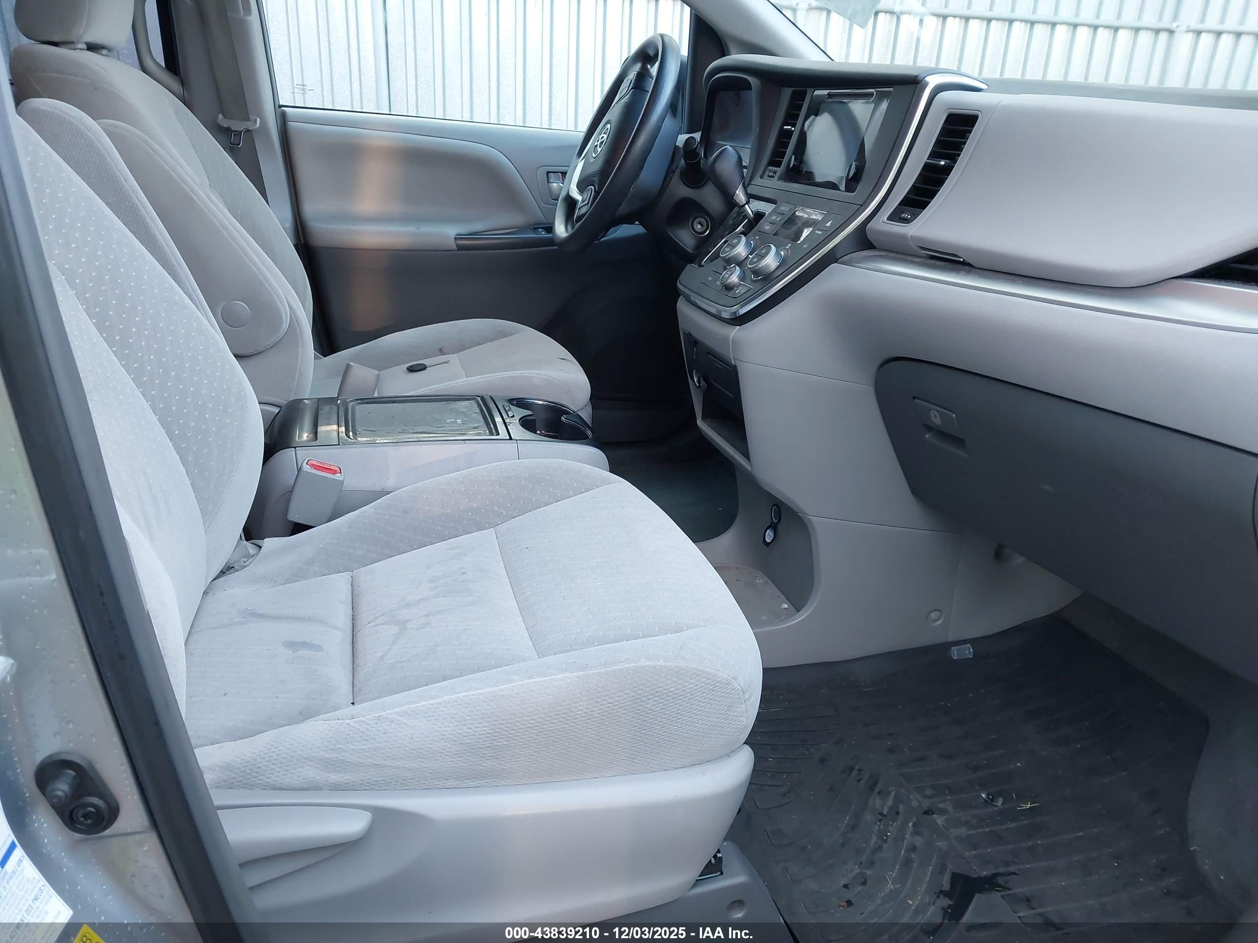 TOYOTA SIENNA image 5