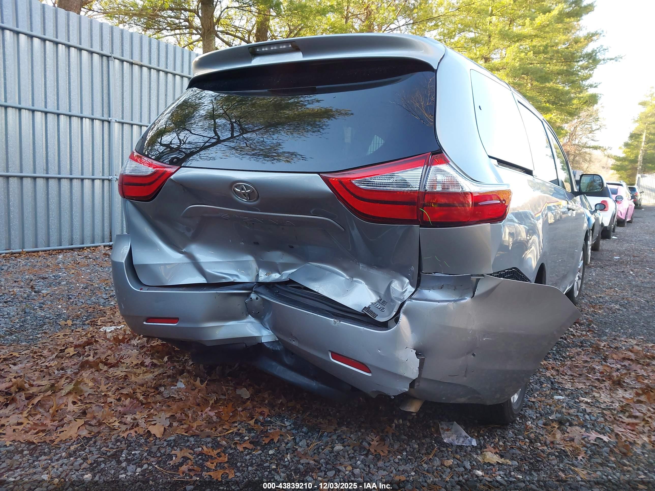 TOYOTA SIENNA image 6