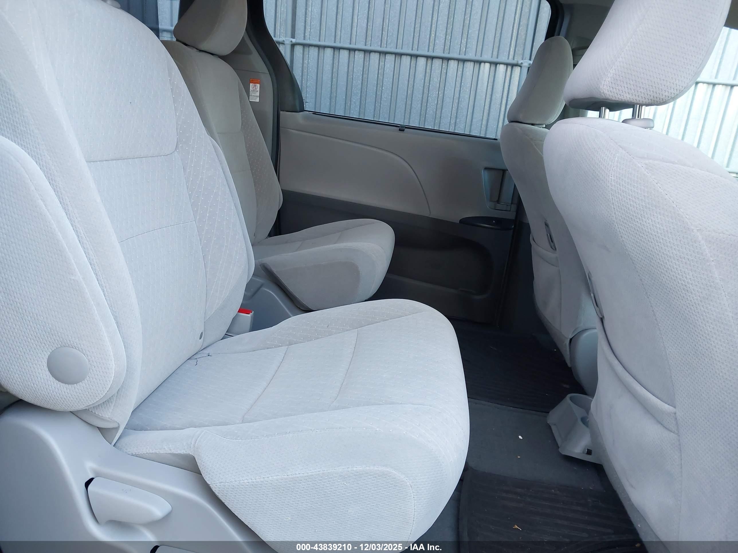 TOYOTA SIENNA image 8