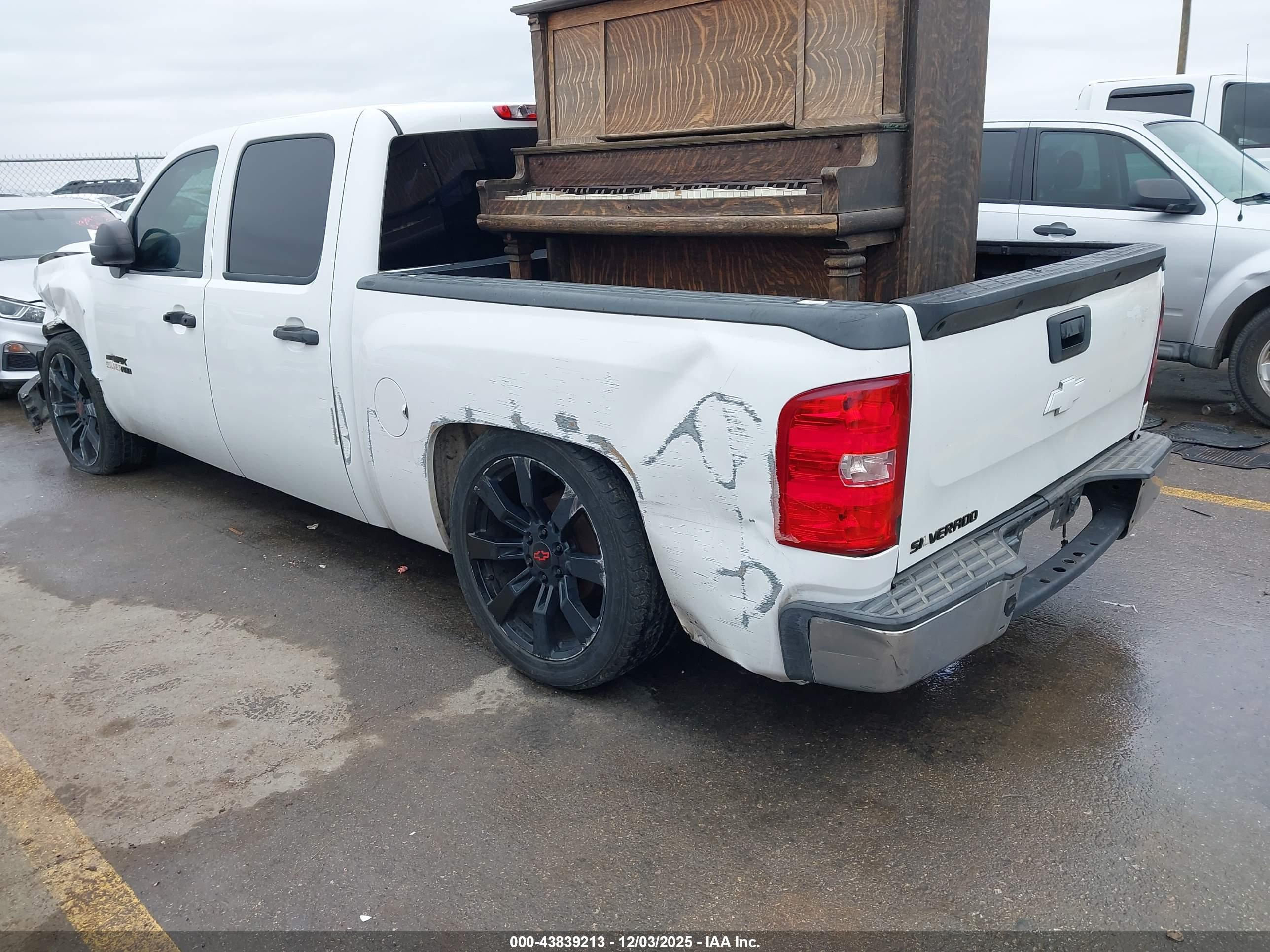 CHEVROLET SILVERADO image 3