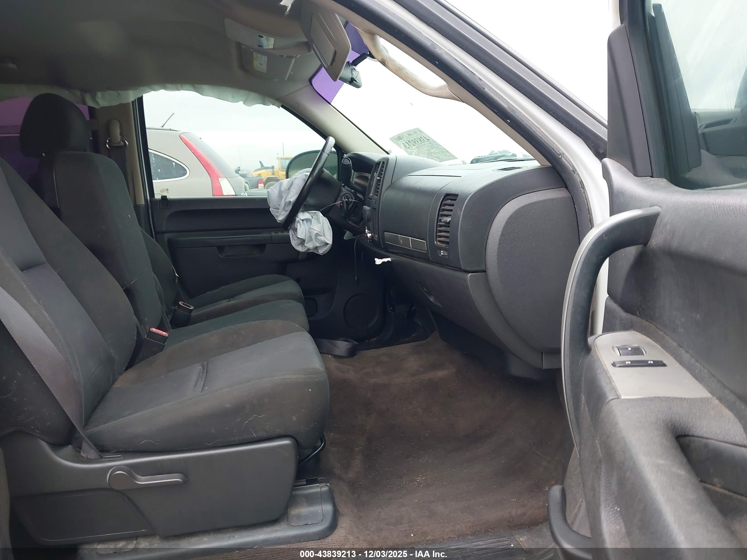 CHEVROLET SILVERADO image 5