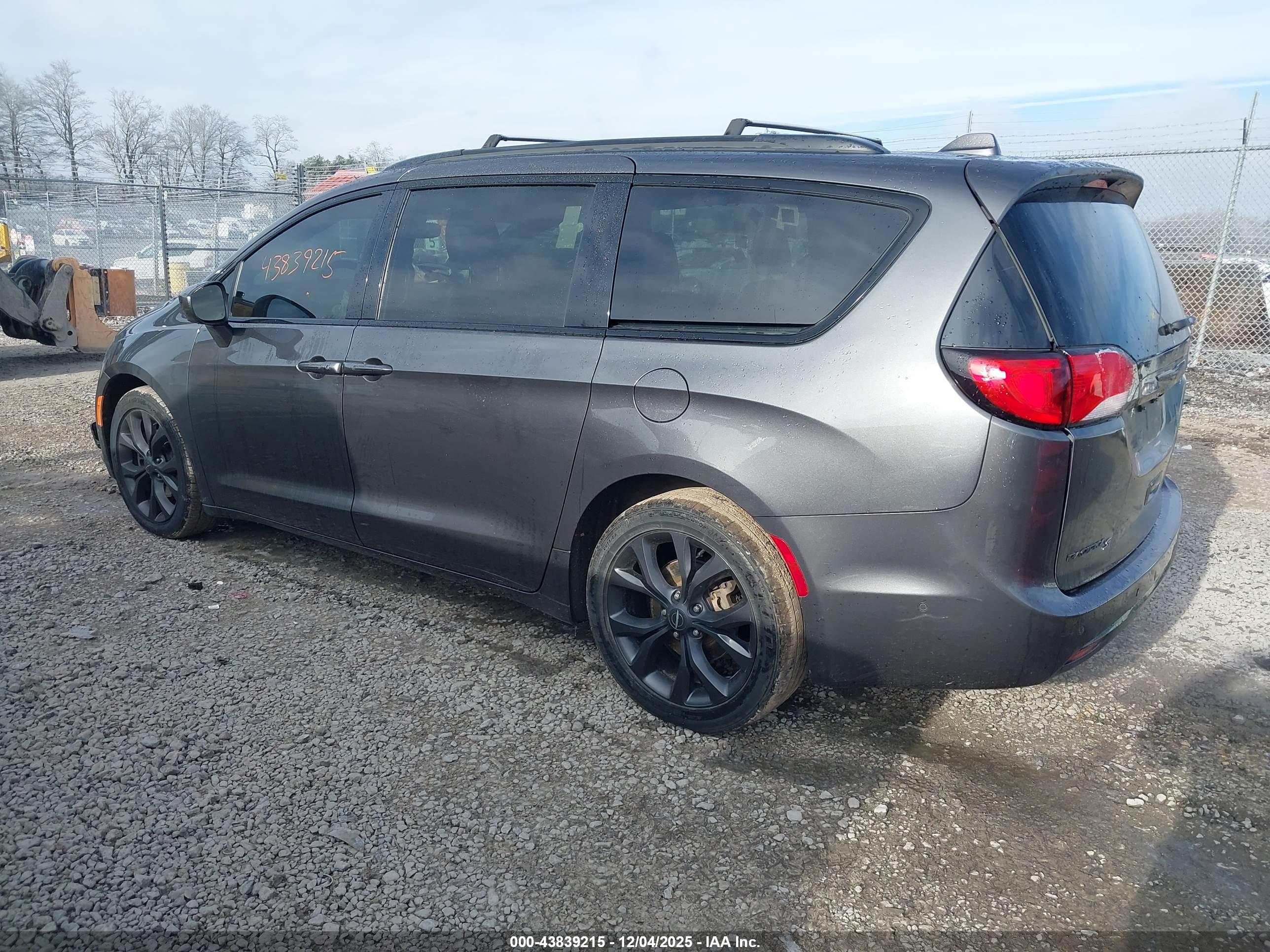 CHRYSLER PACIFICA image 3