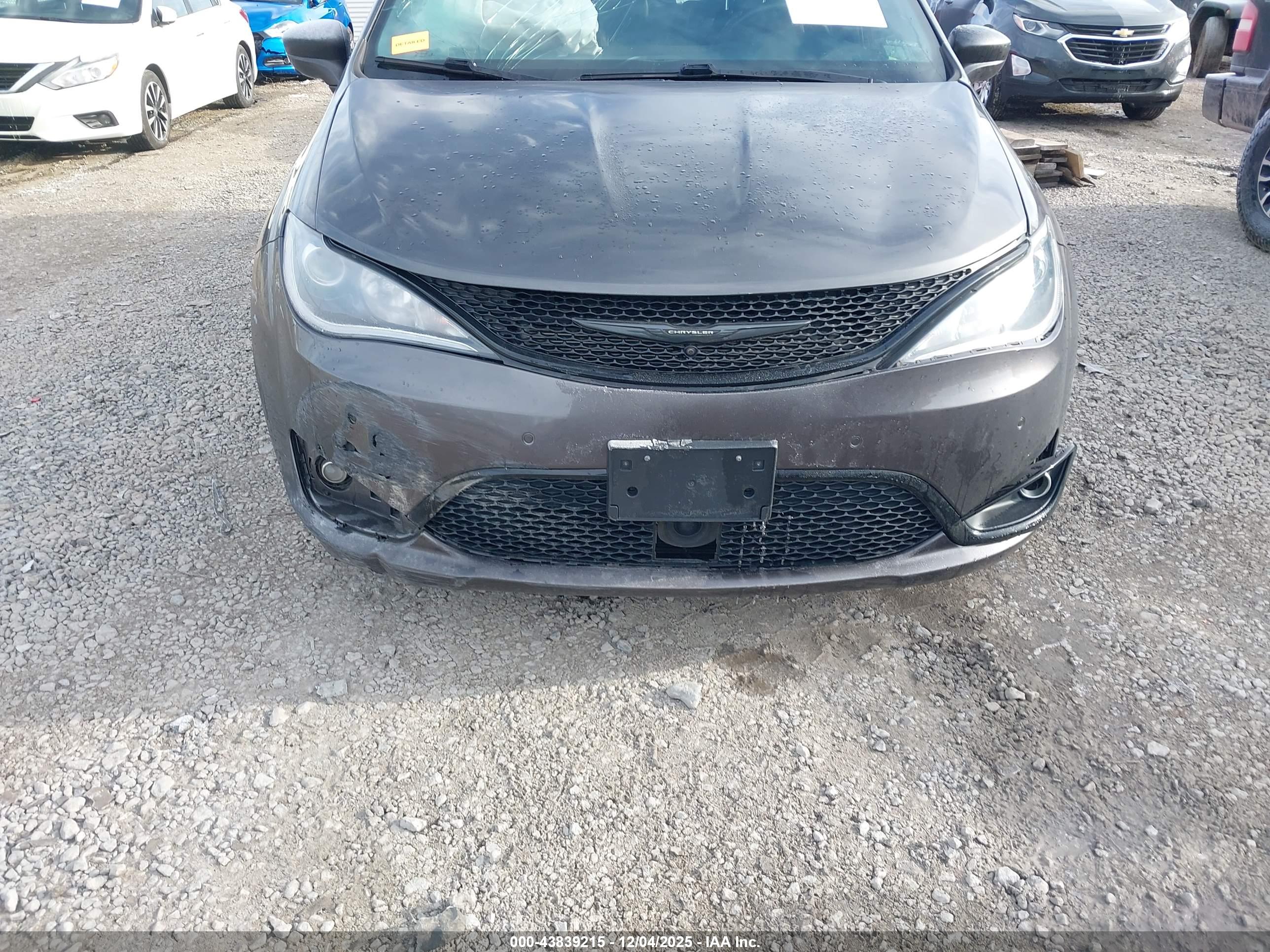 CHRYSLER PACIFICA image 6