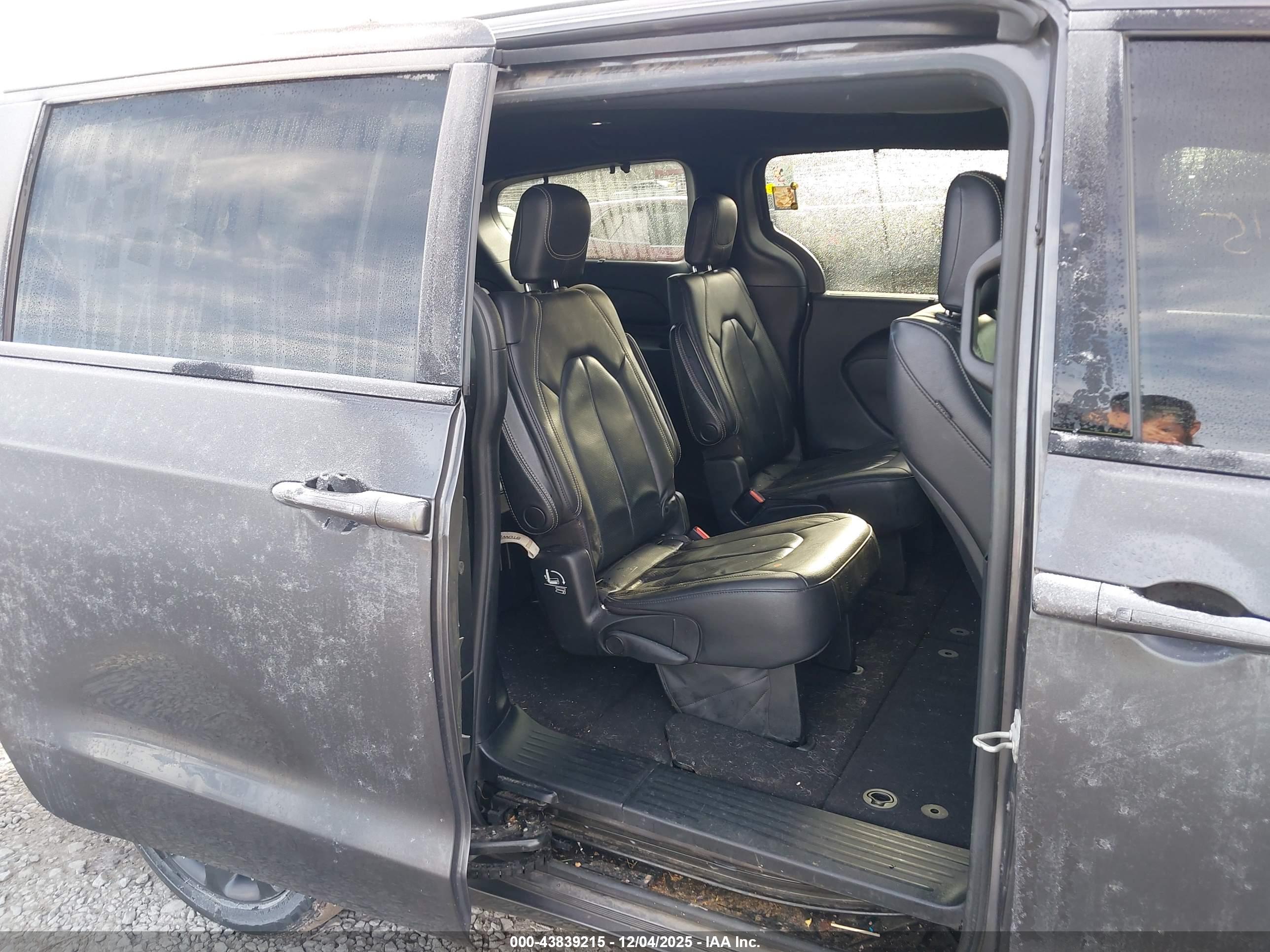 CHRYSLER PACIFICA image 8