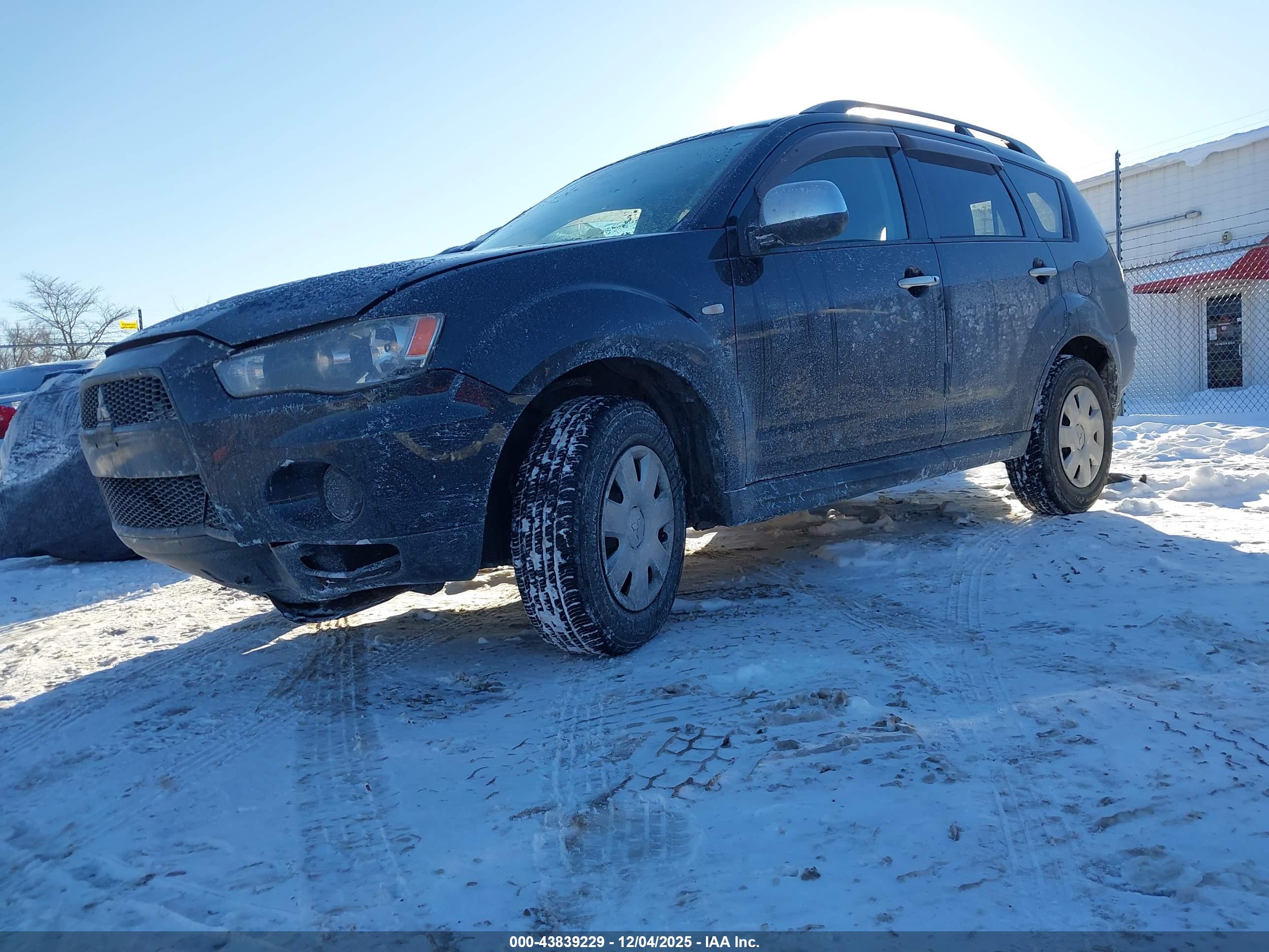 MITSUBISHI OUTLANDER image 2