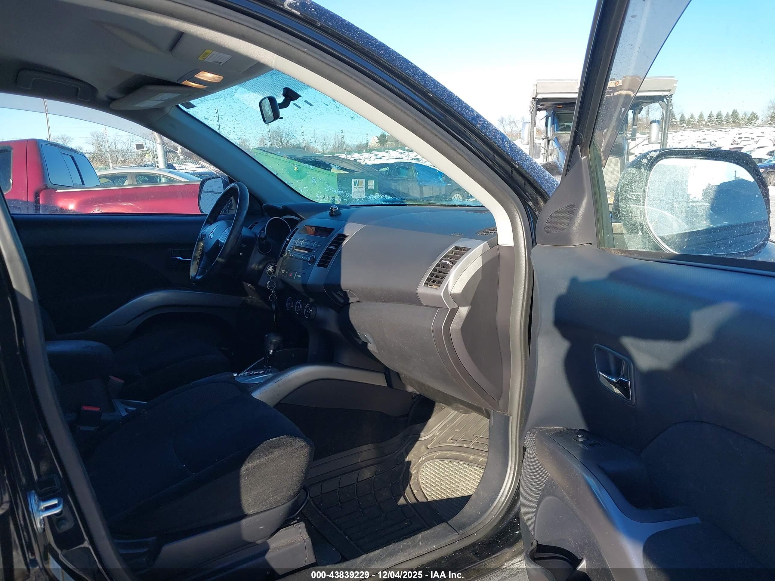 MITSUBISHI OUTLANDER image 5
