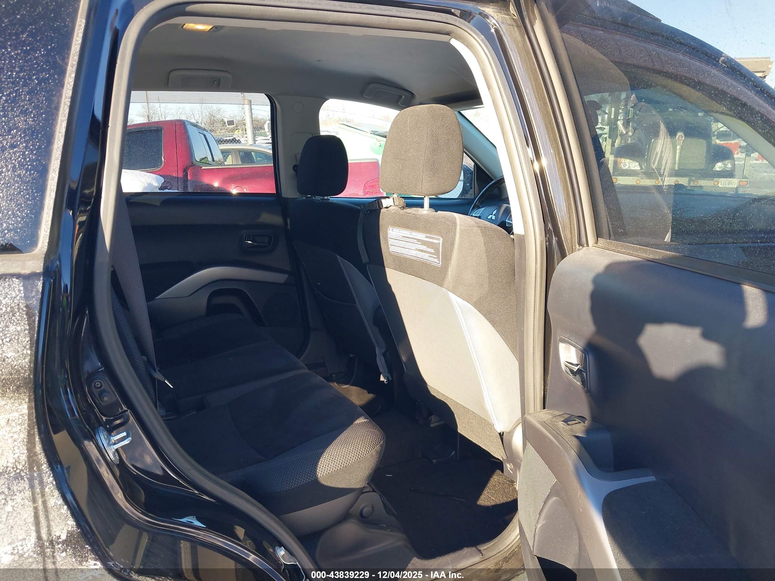 MITSUBISHI OUTLANDER image 8