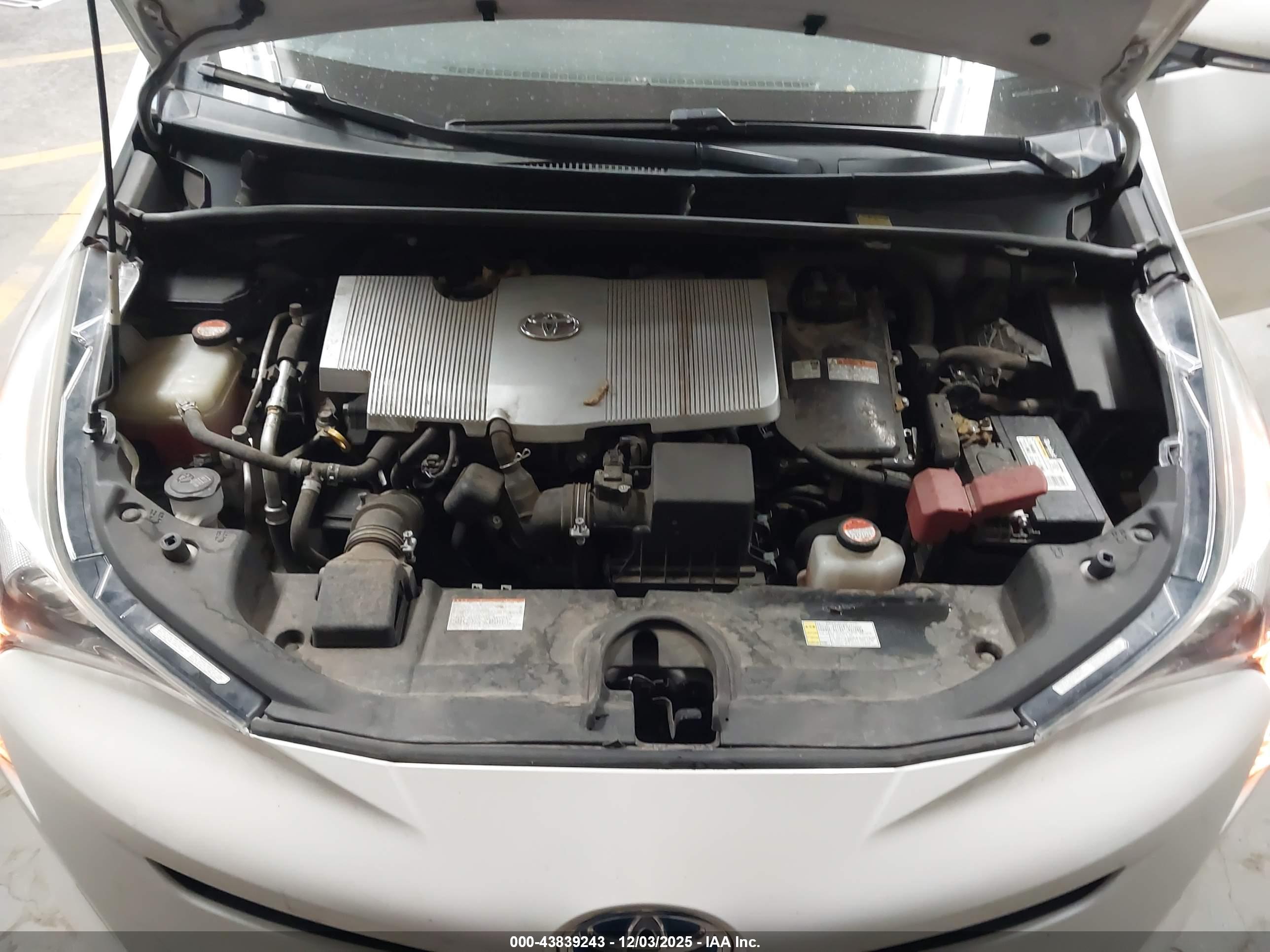TOYOTA PRIUS image 10