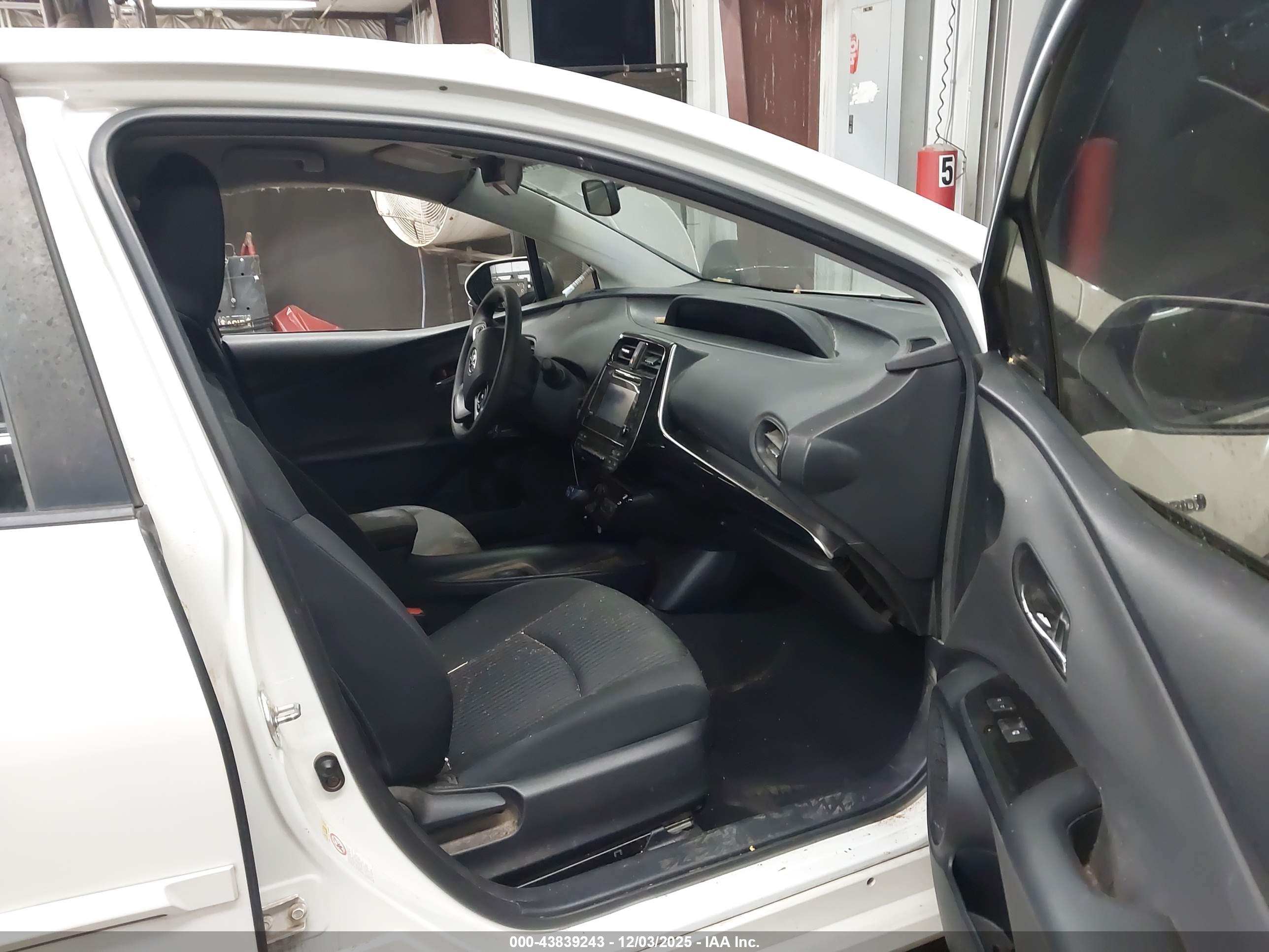 TOYOTA PRIUS image 5