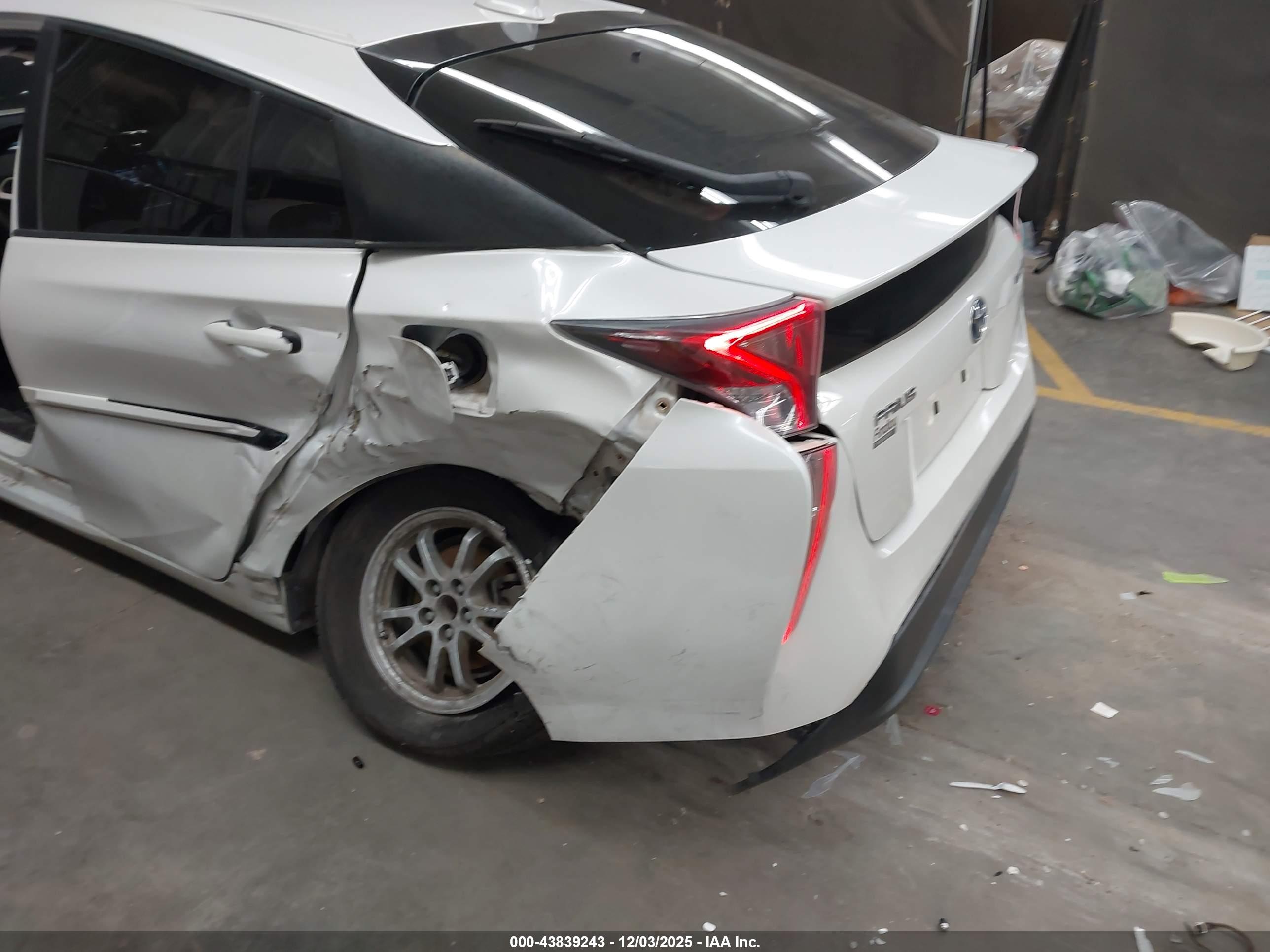 TOYOTA PRIUS image 6