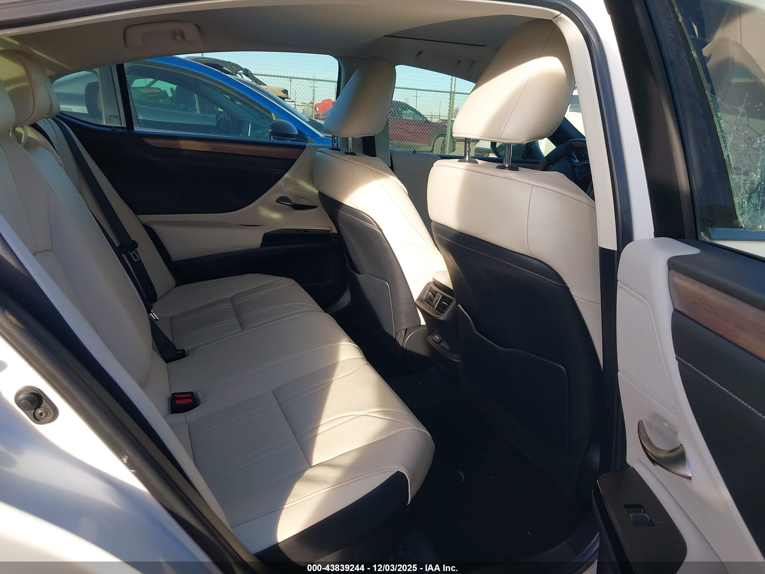 LEXUS ES image 8