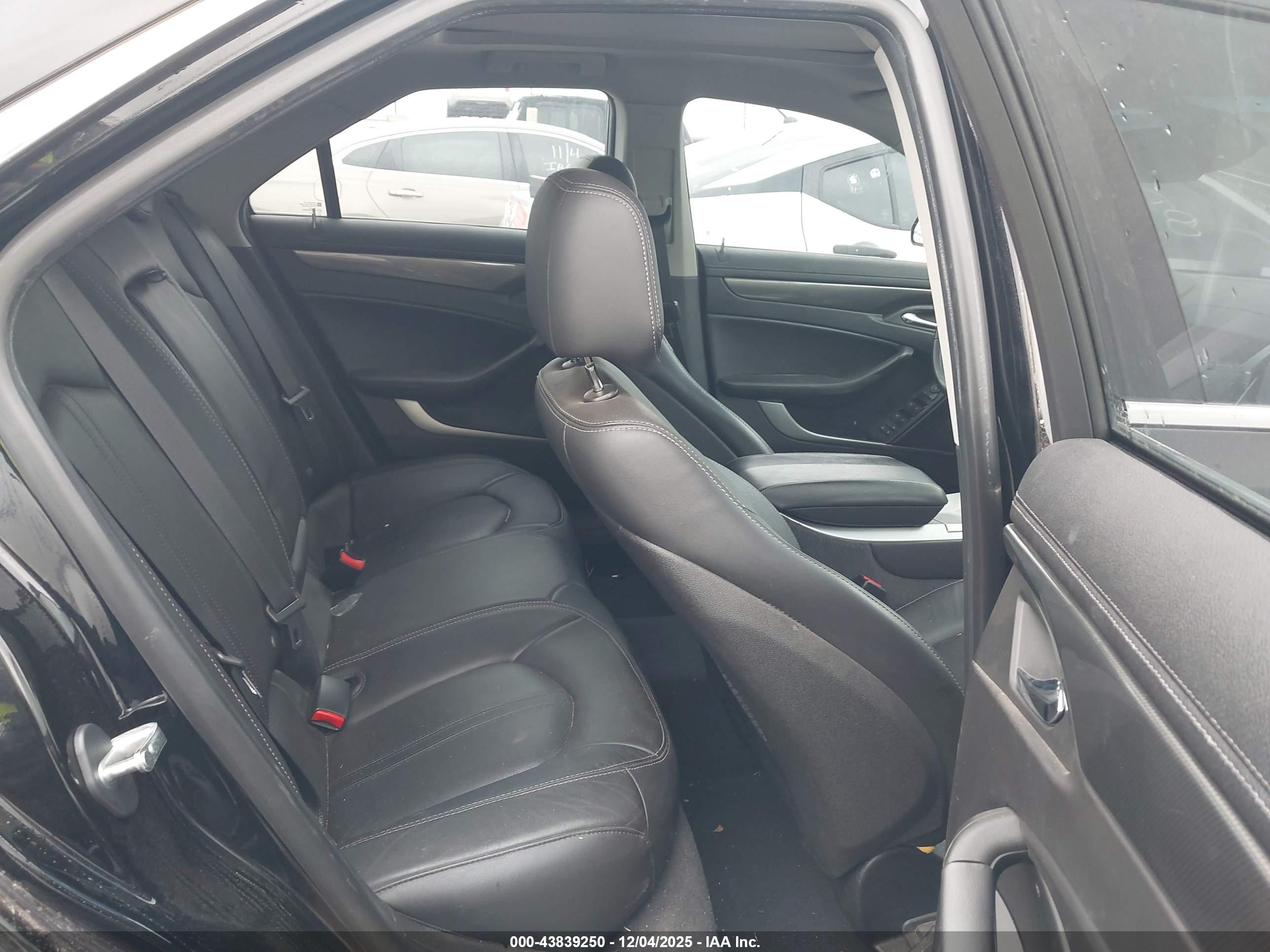 CADILLAC CTS image 8