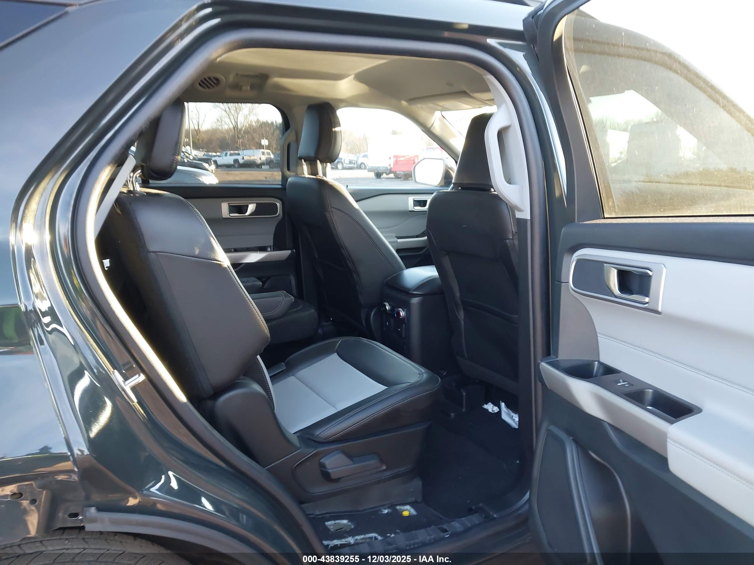 FORD EXPLORER image 8