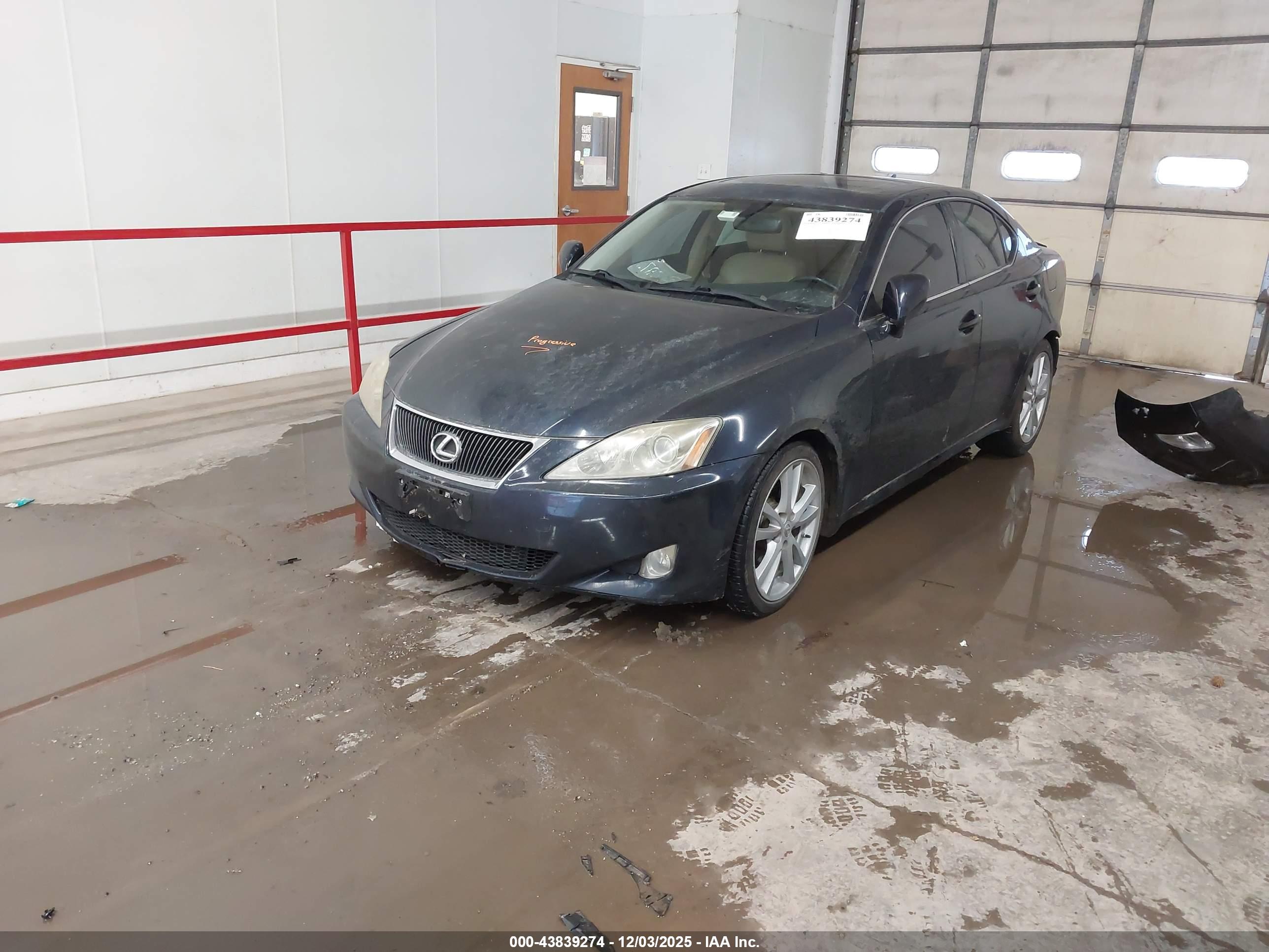 LEXUS IS image 2
