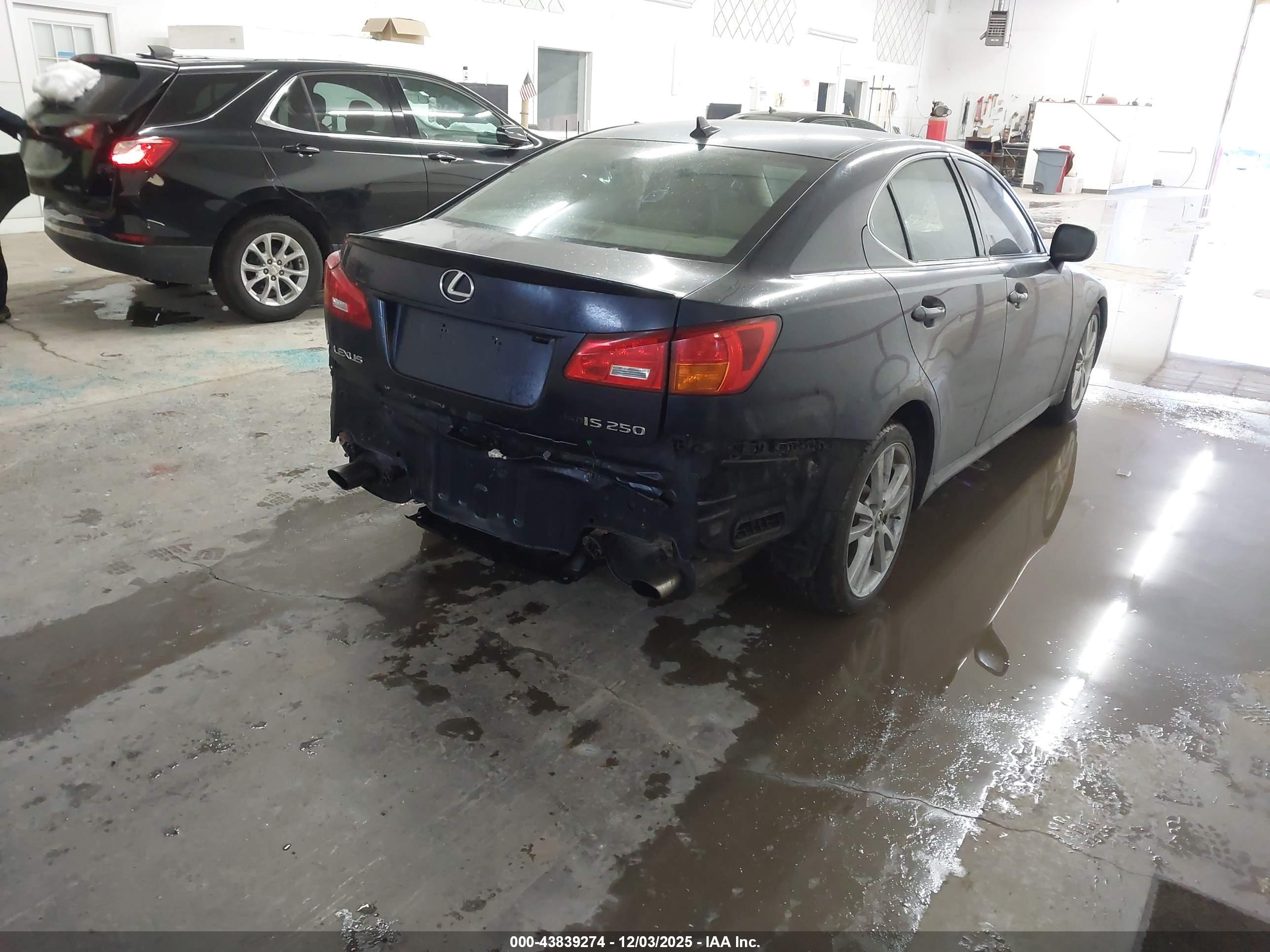 LEXUS IS image 4