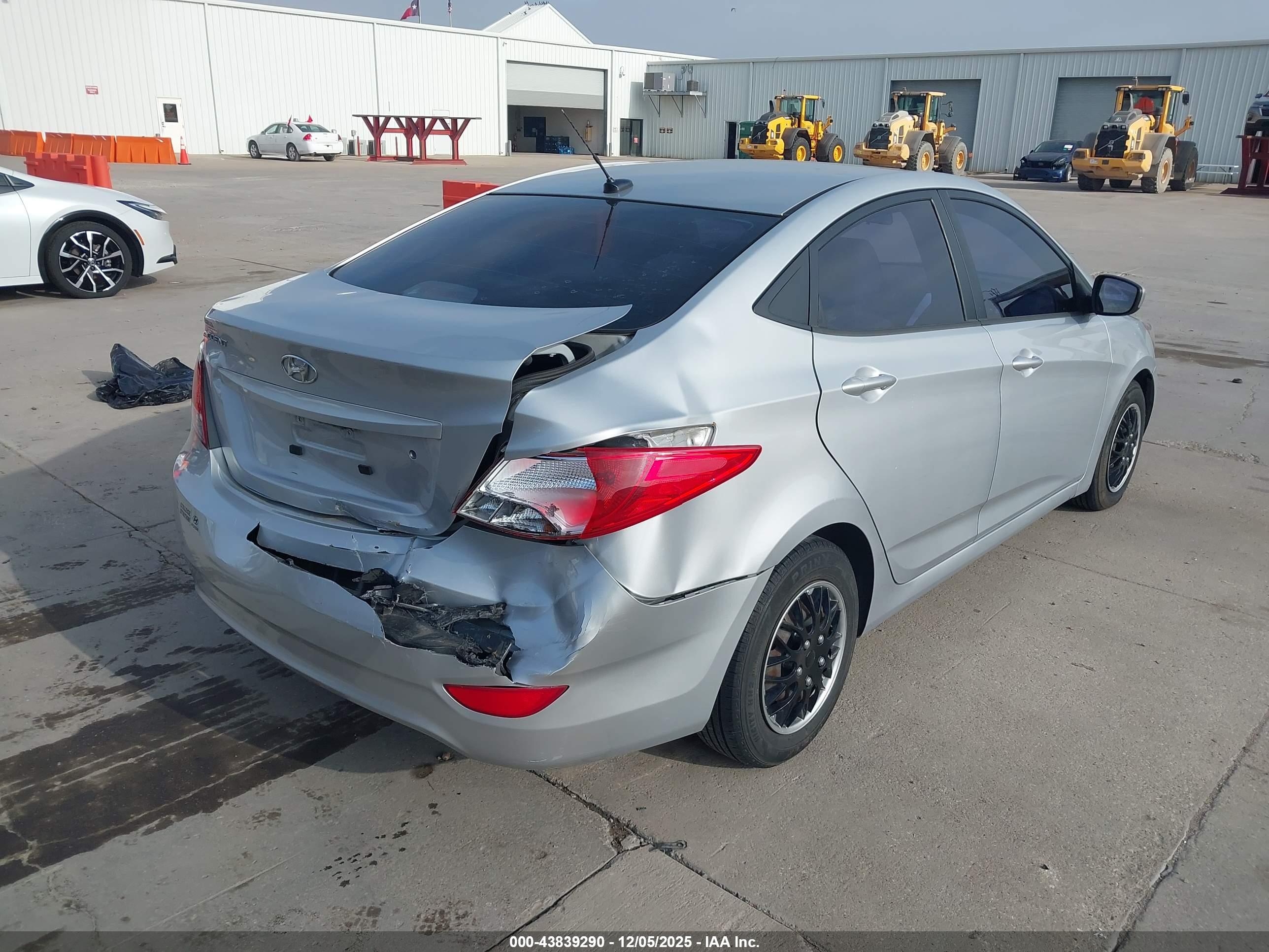 HYUNDAI ACCENT image 4