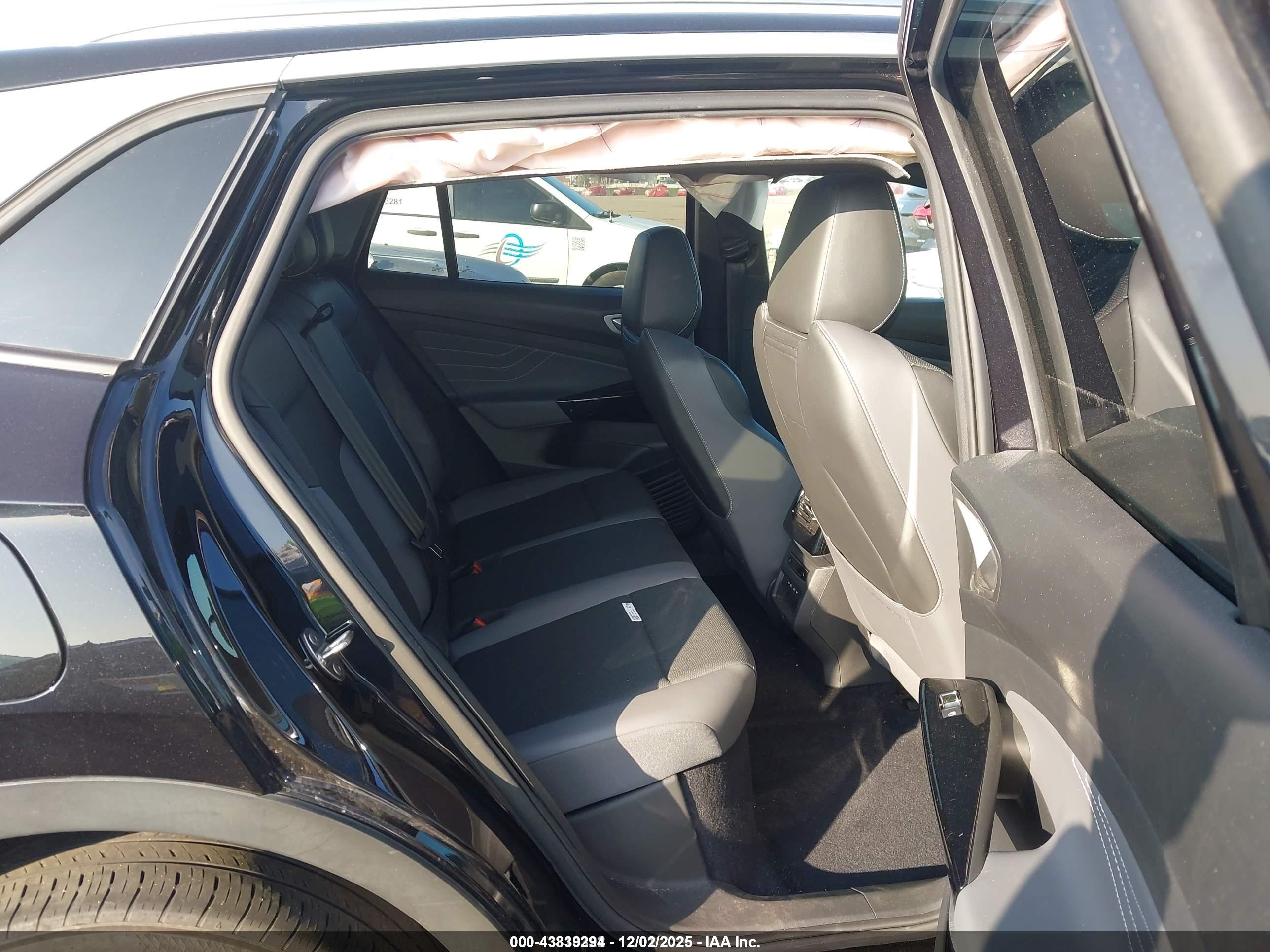 VOLKSWAGEN ID.4 image 8