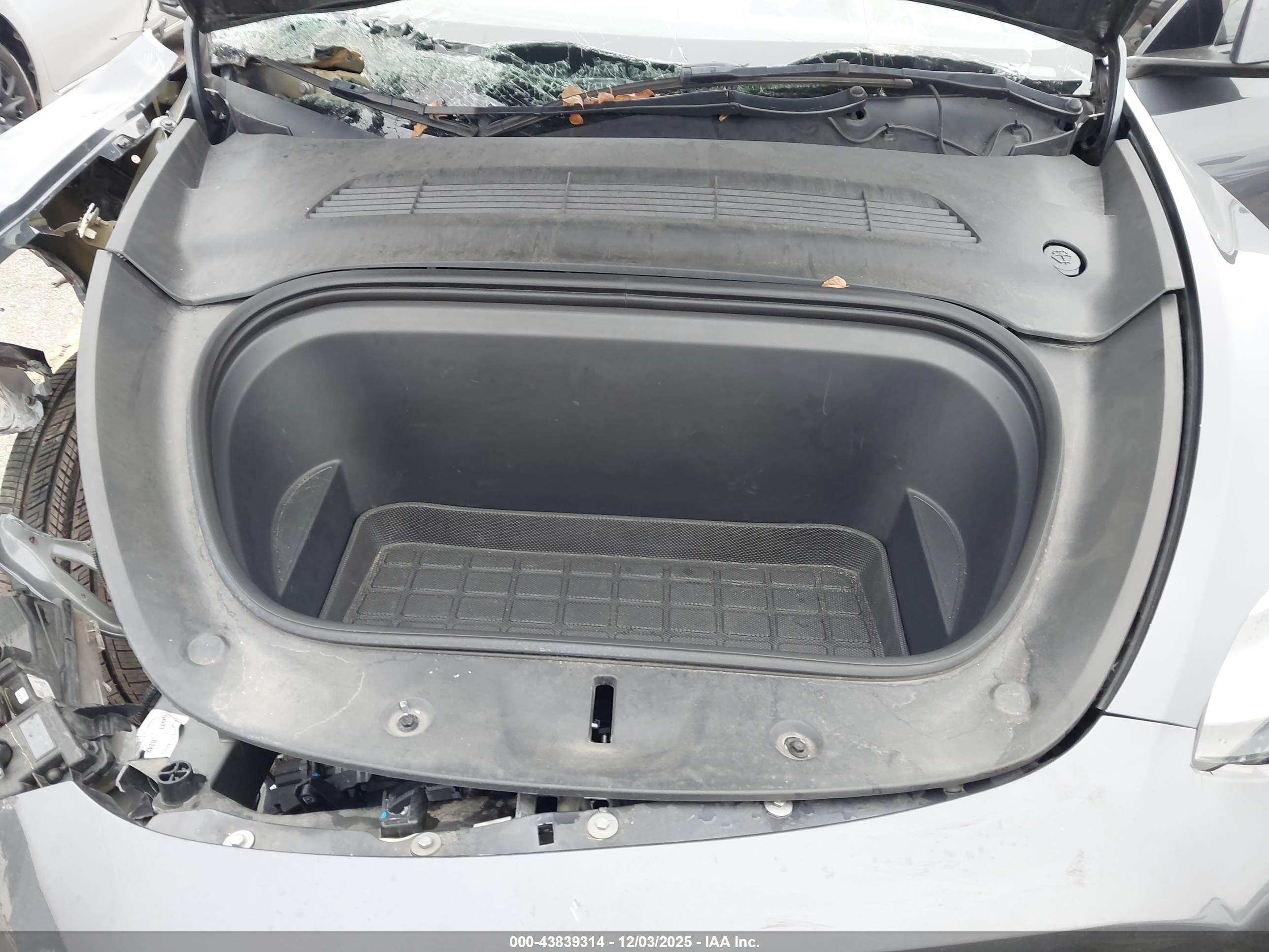 TESLA MODEL image 10