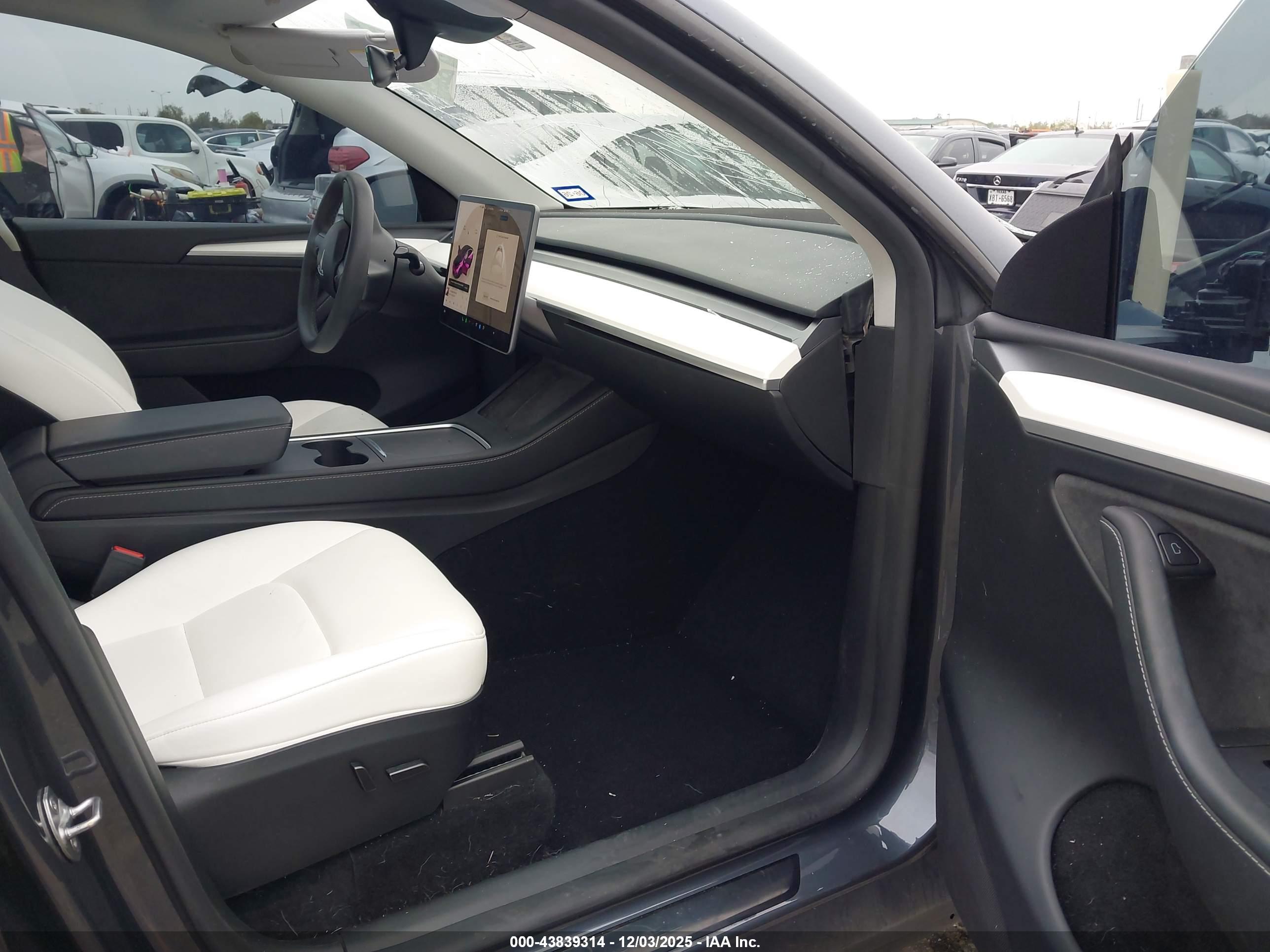 TESLA MODEL image 5