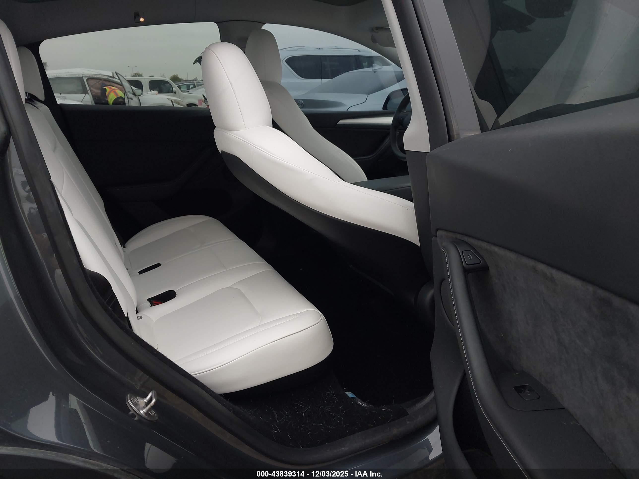 TESLA MODEL image 8