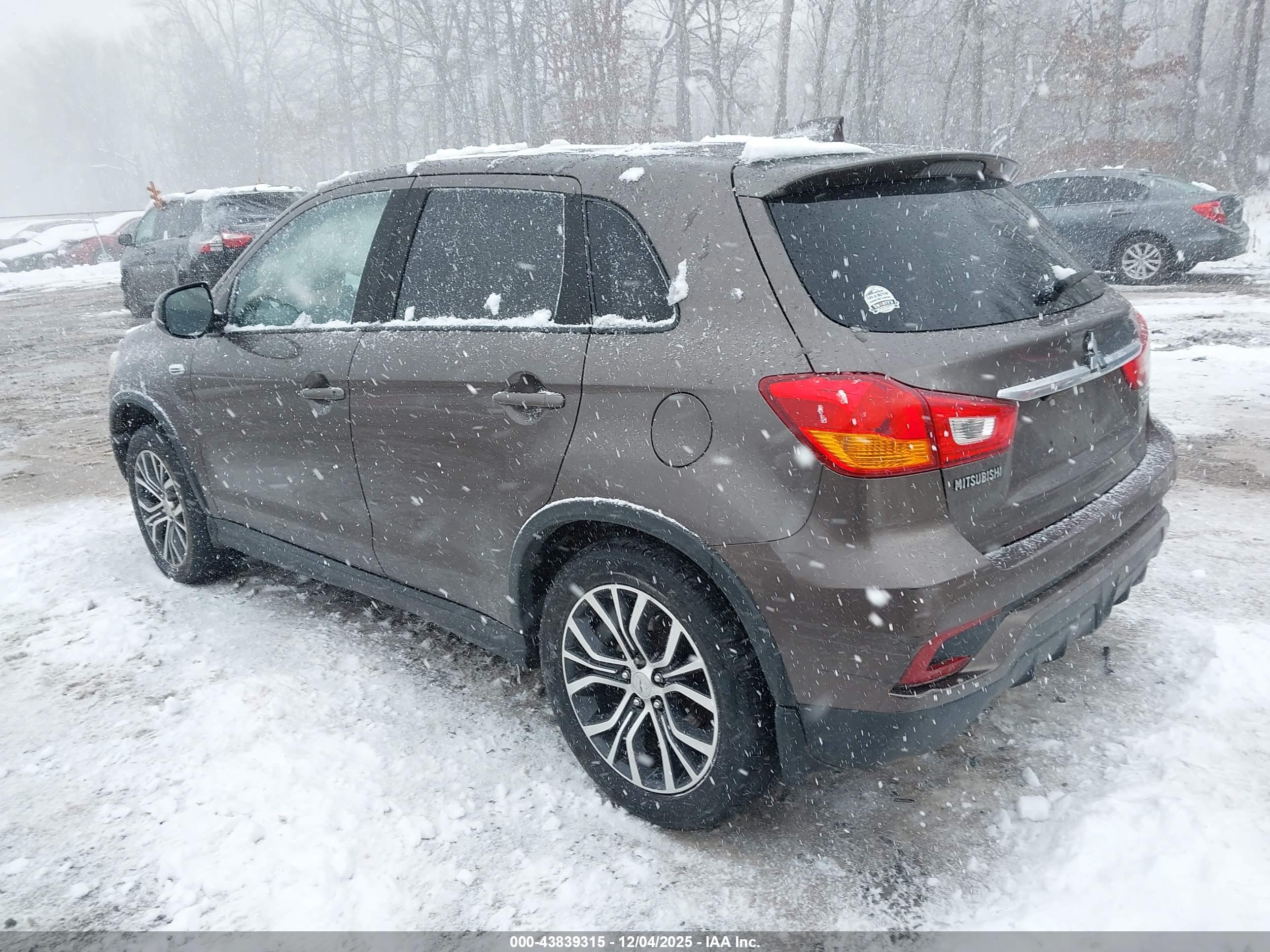 MITSUBISHI OUTLANDER image 3