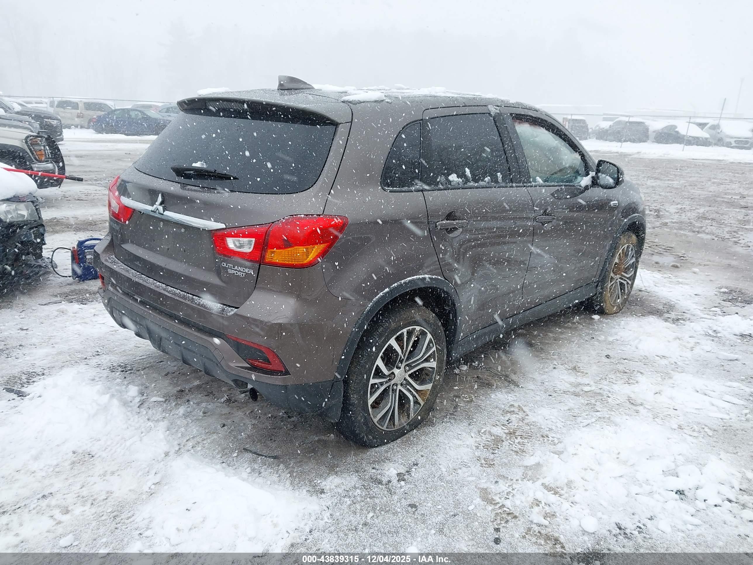 MITSUBISHI OUTLANDER image 4