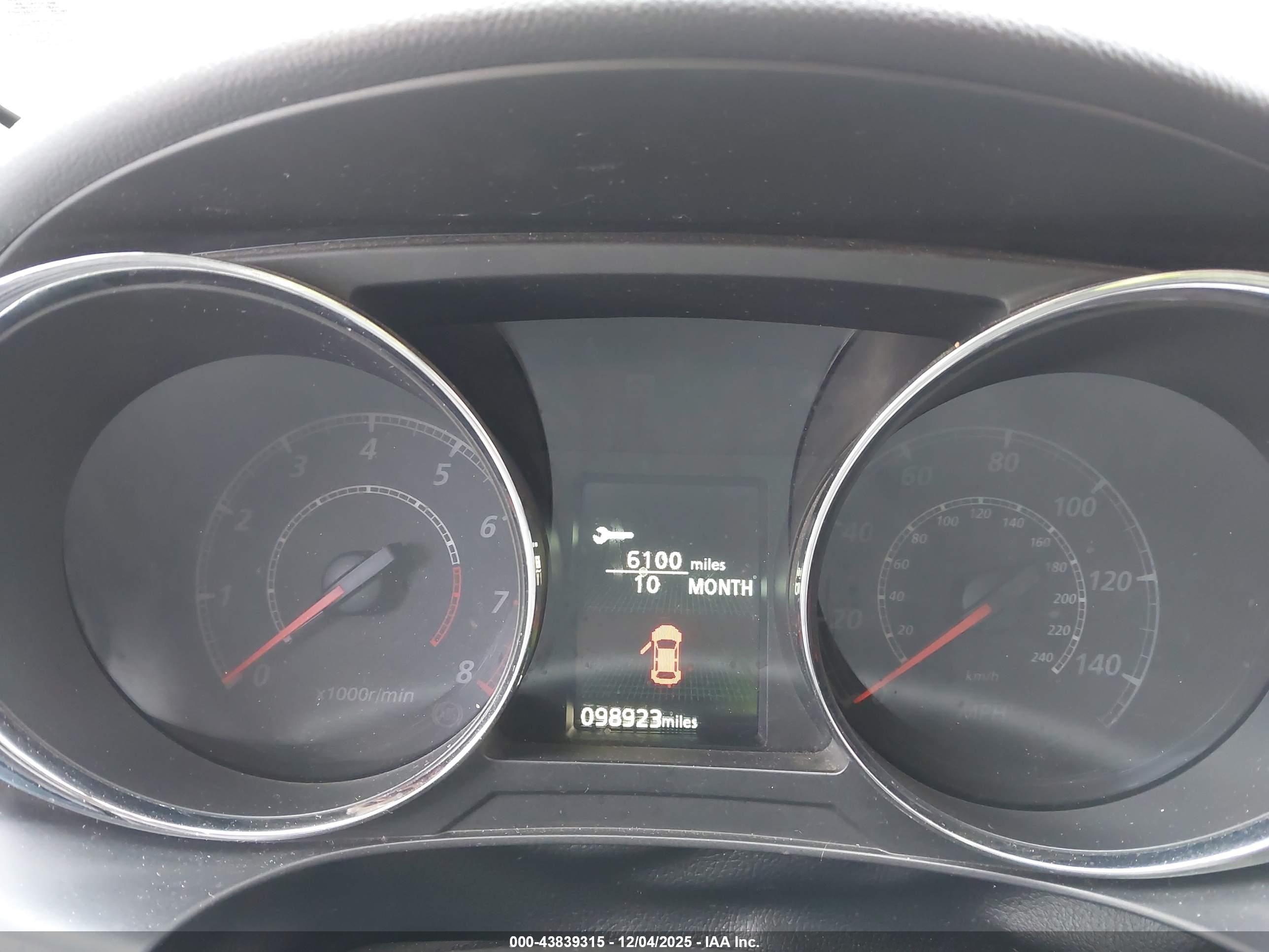 MITSUBISHI OUTLANDER image 7