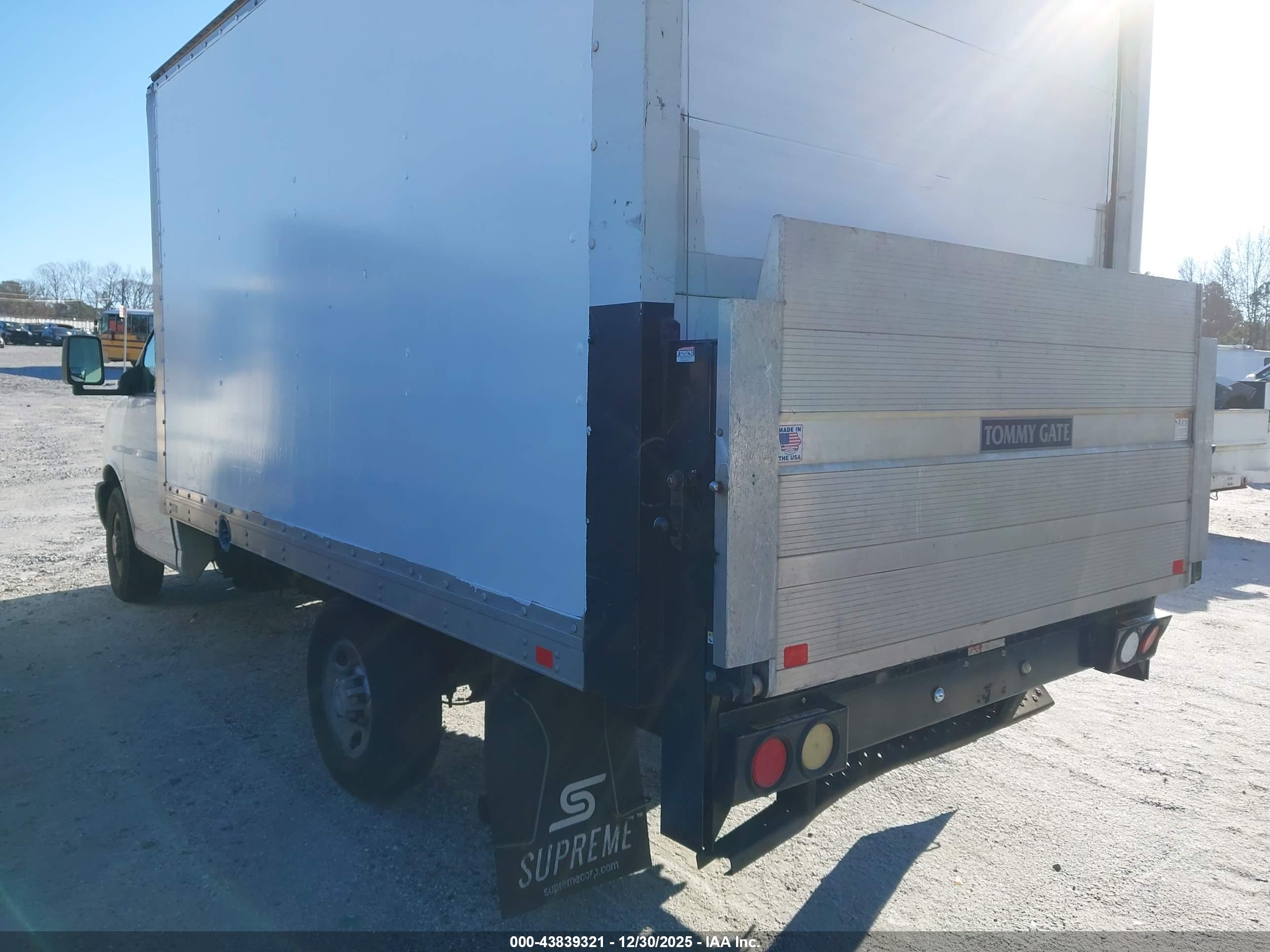 CHEVROLET EXPRESS image 3