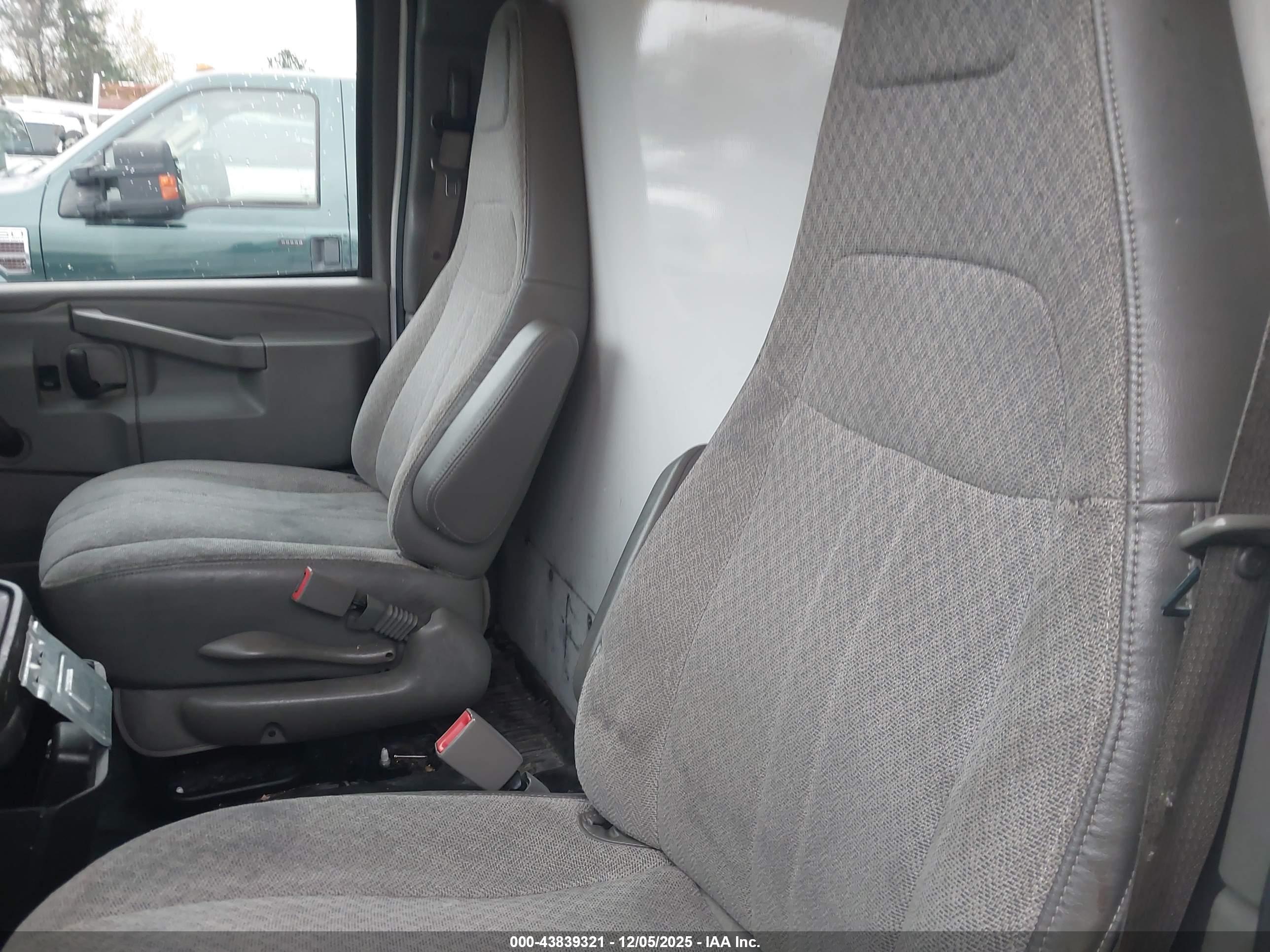 CHEVROLET EXPRESS image 8