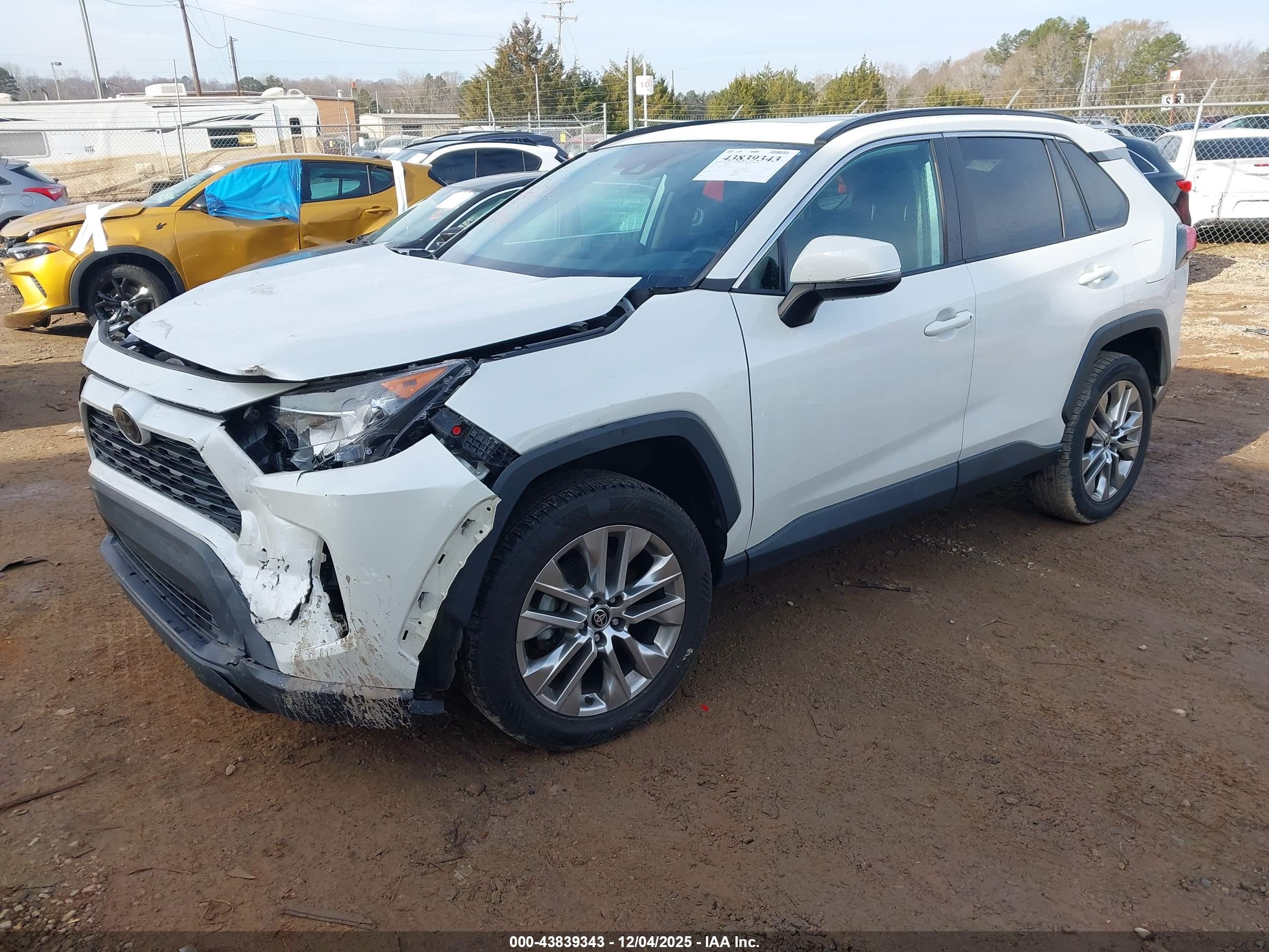 TOYOTA RAV4 image 2