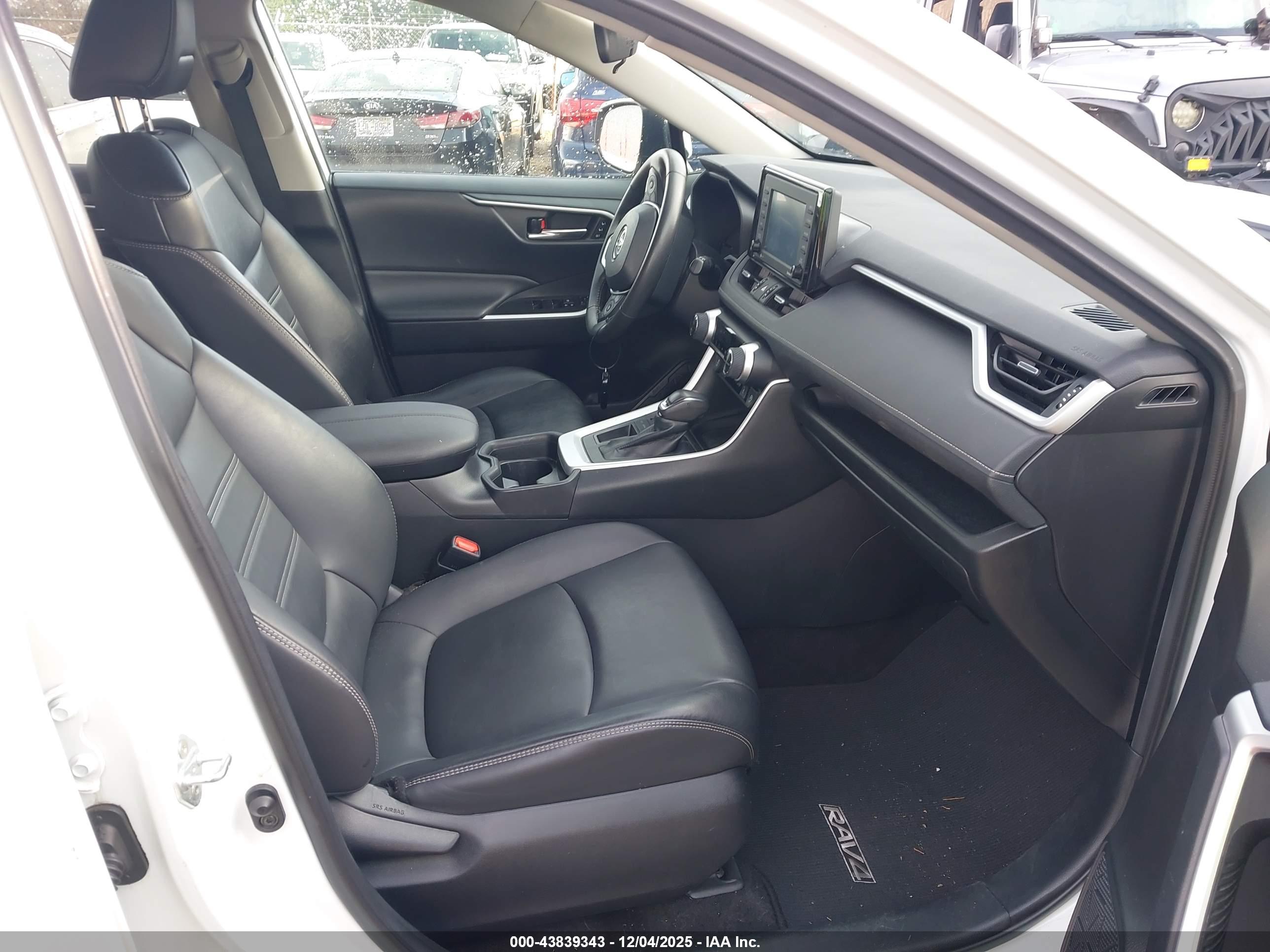 TOYOTA RAV4 image 5